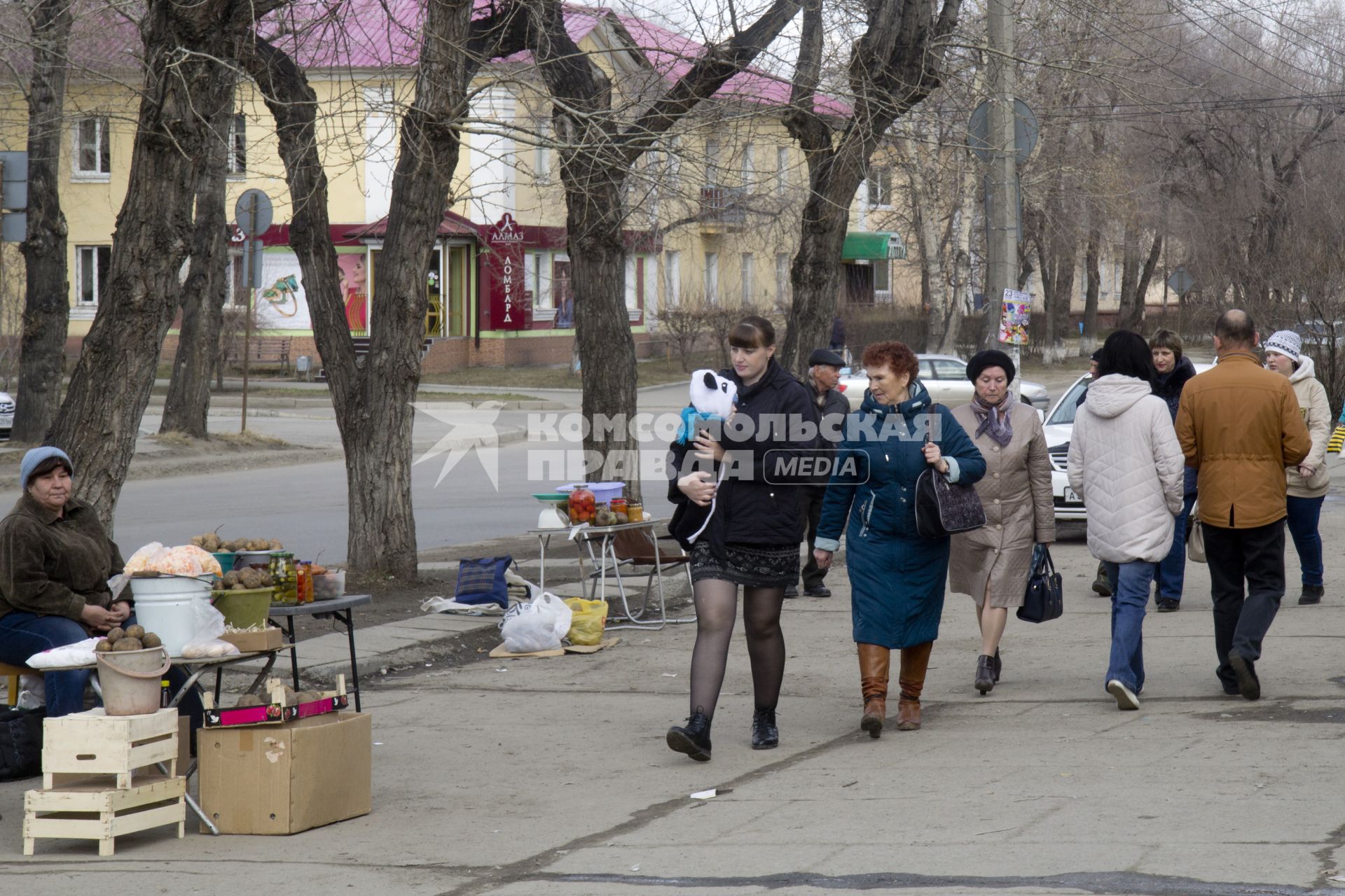 Шелехов. Прохожие на одной из улиц города.