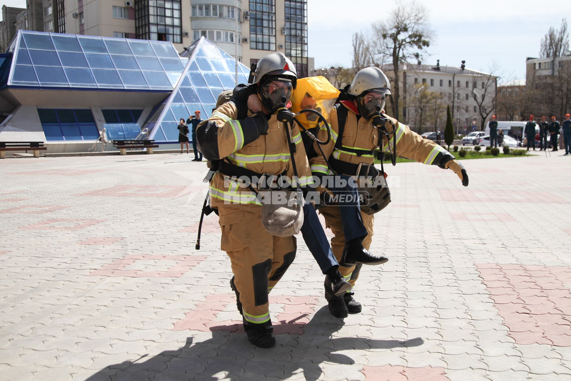 Ставрополь. Сотрудники МЧС проводят пожарно-тактические учения во Дворце культуры и спорта.