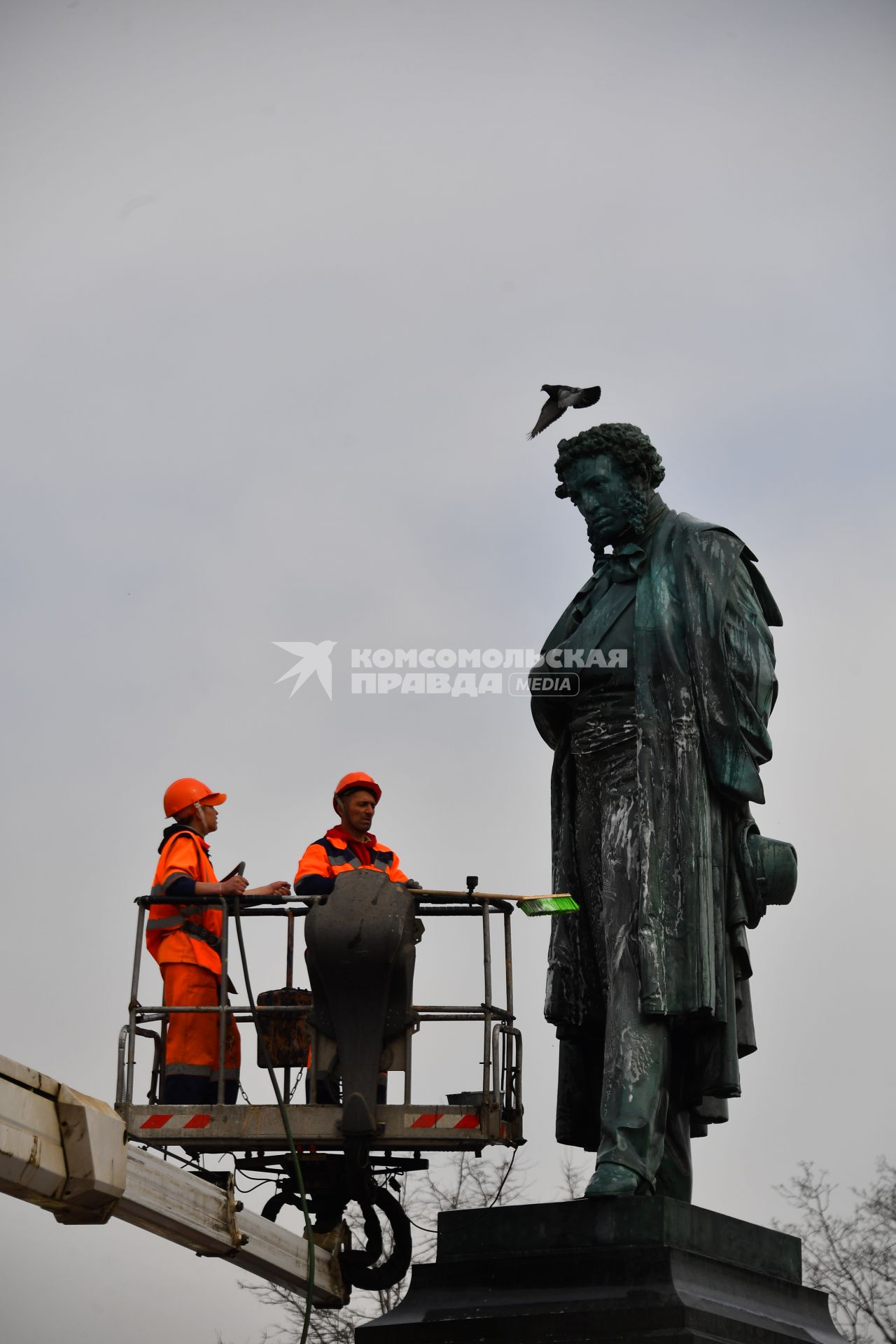 Москва.  Сотрудники коммунальных служб моют памятник  А.С. Пушкину  на одноименной площади.