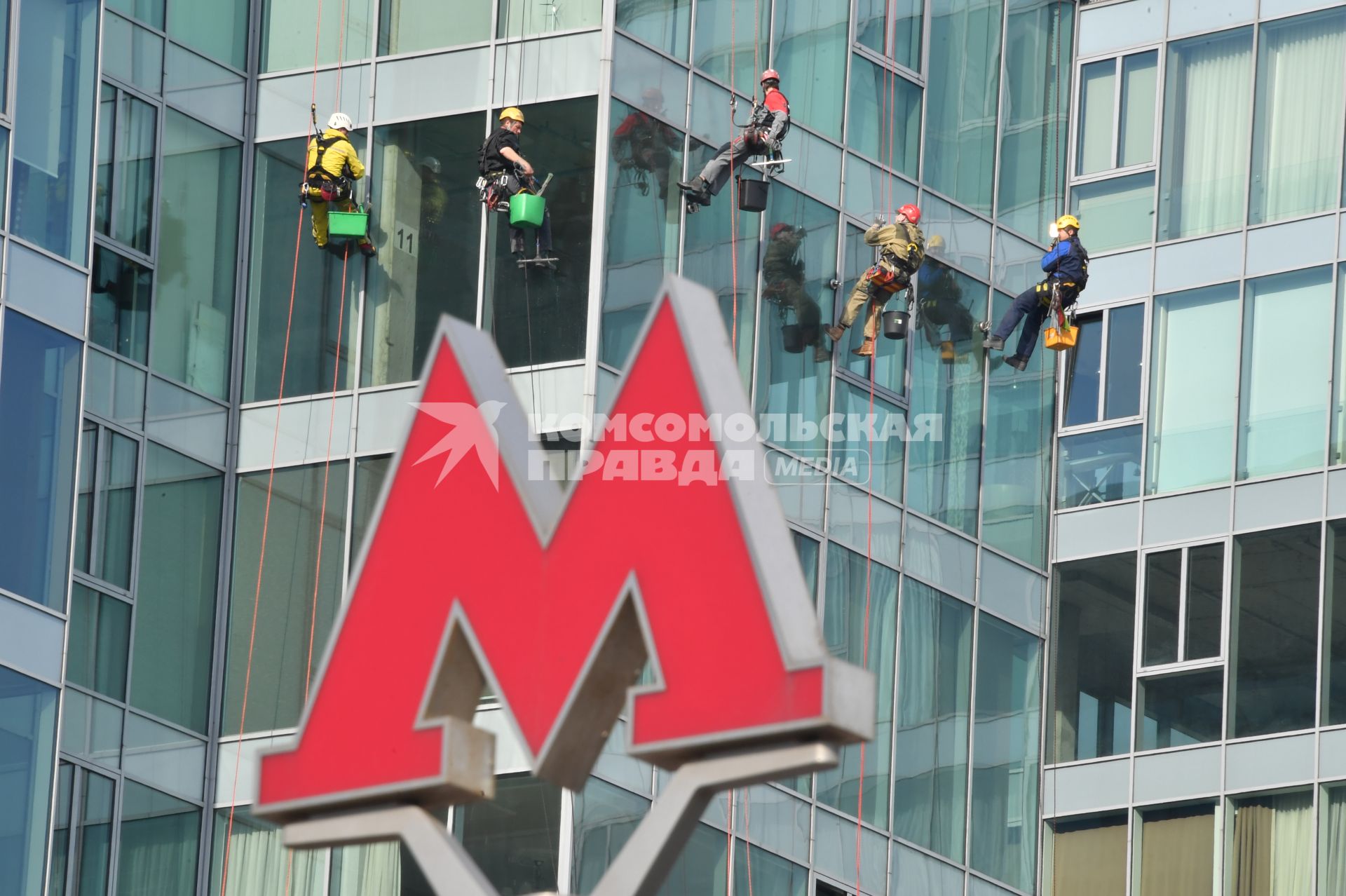 Москва.  Промышленные альпинисты моют окна  в доме  у метро Трубная.