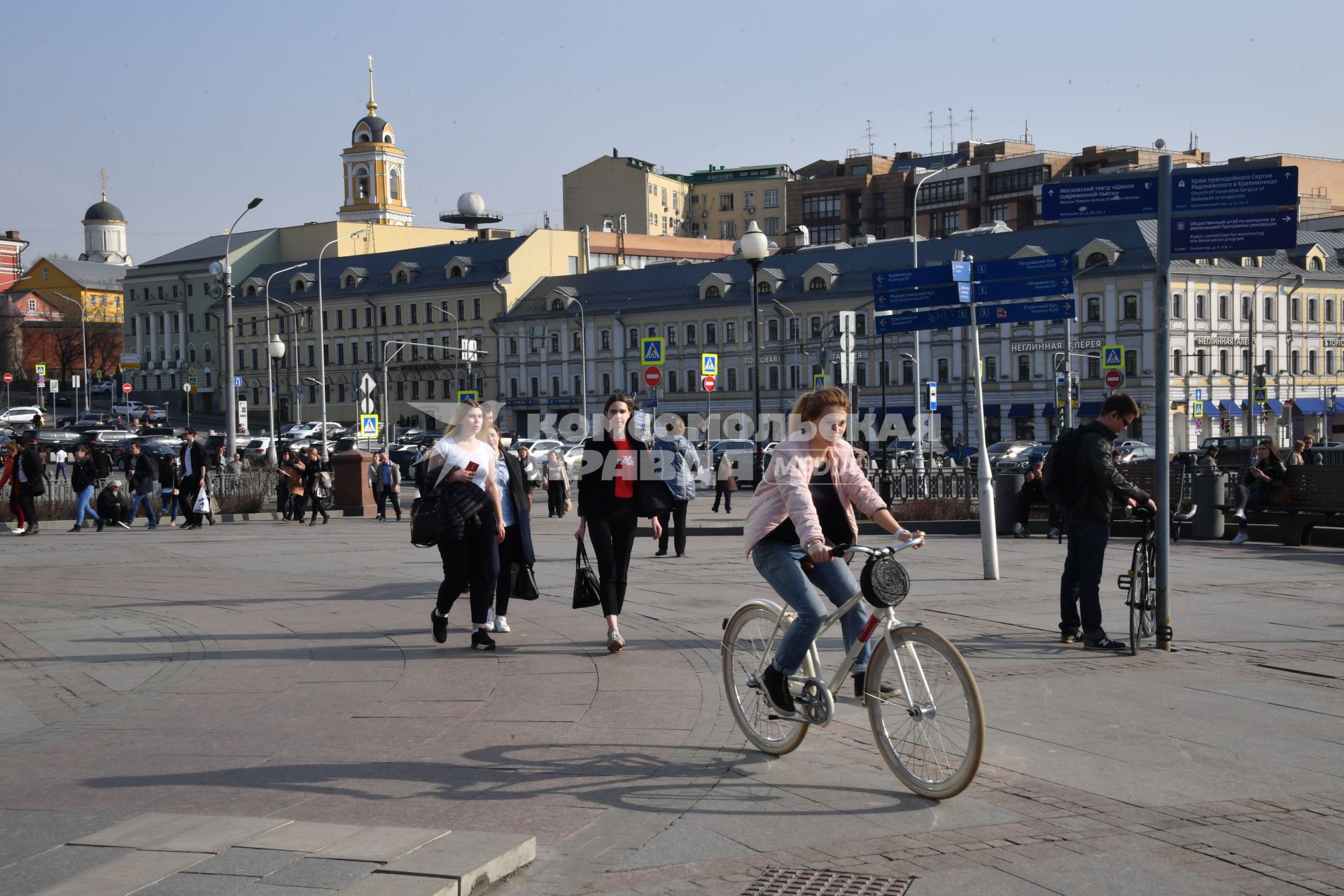 Москва.   Девушка на велосипеде .