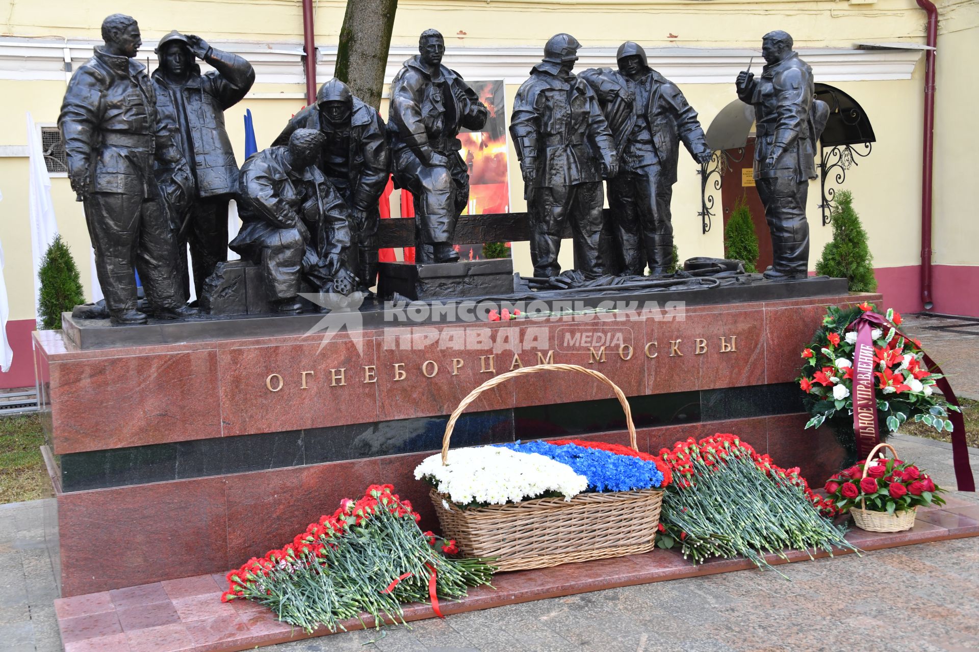 Москва. Во время церемонии открытия памятника `Огнеборцам Москвы` на территории исторического здания пожарного депо XIX века в день 100-летия советской пожарной охраны.