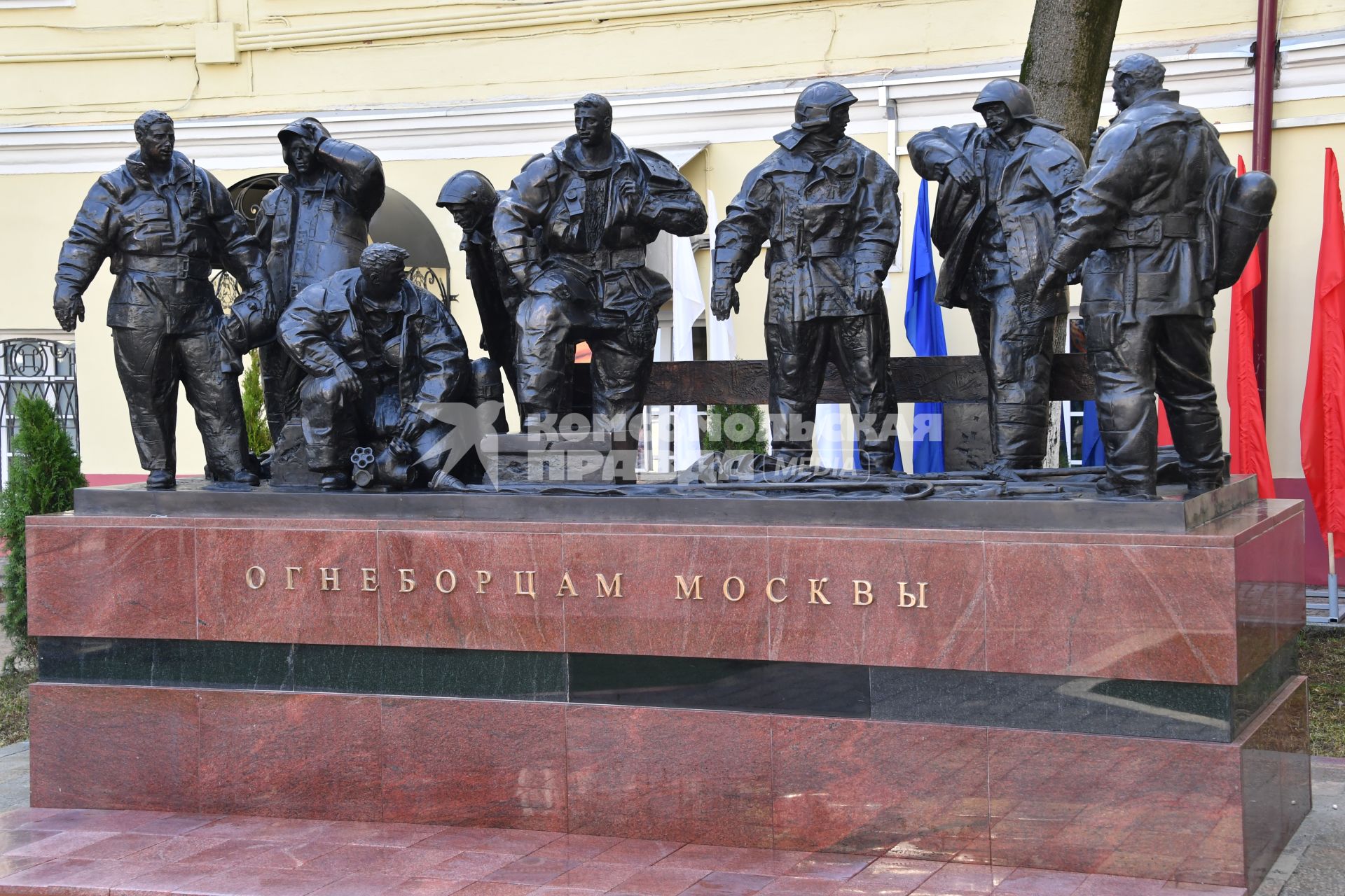 Москва. Во время церемонии открытия памятника `Огнеборцам Москвы` на территории исторического здания пожарного депо XIX века в день 100-летия советской пожарной охраны.