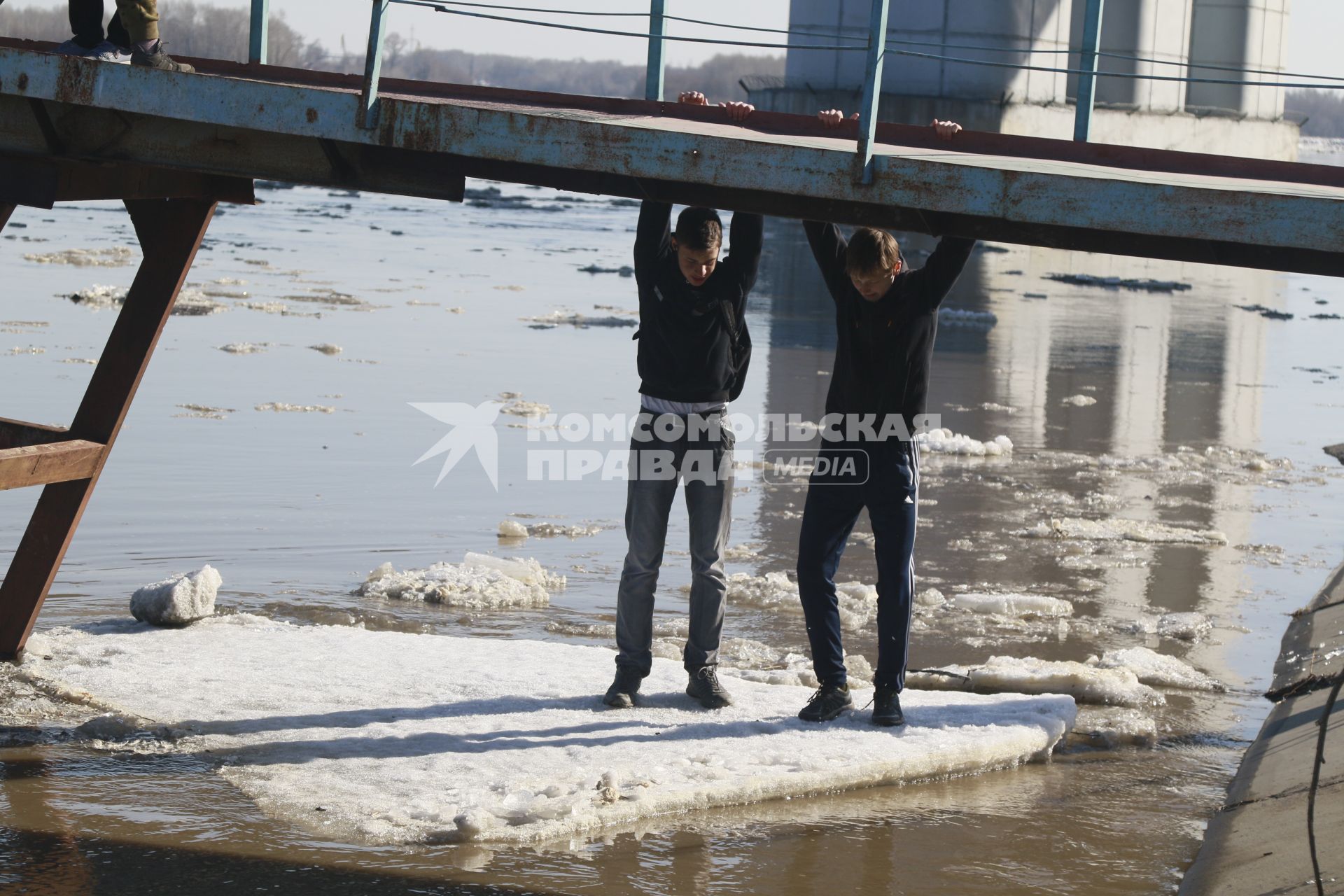 Барнаул .   Дети на льдине  во время ледохода.