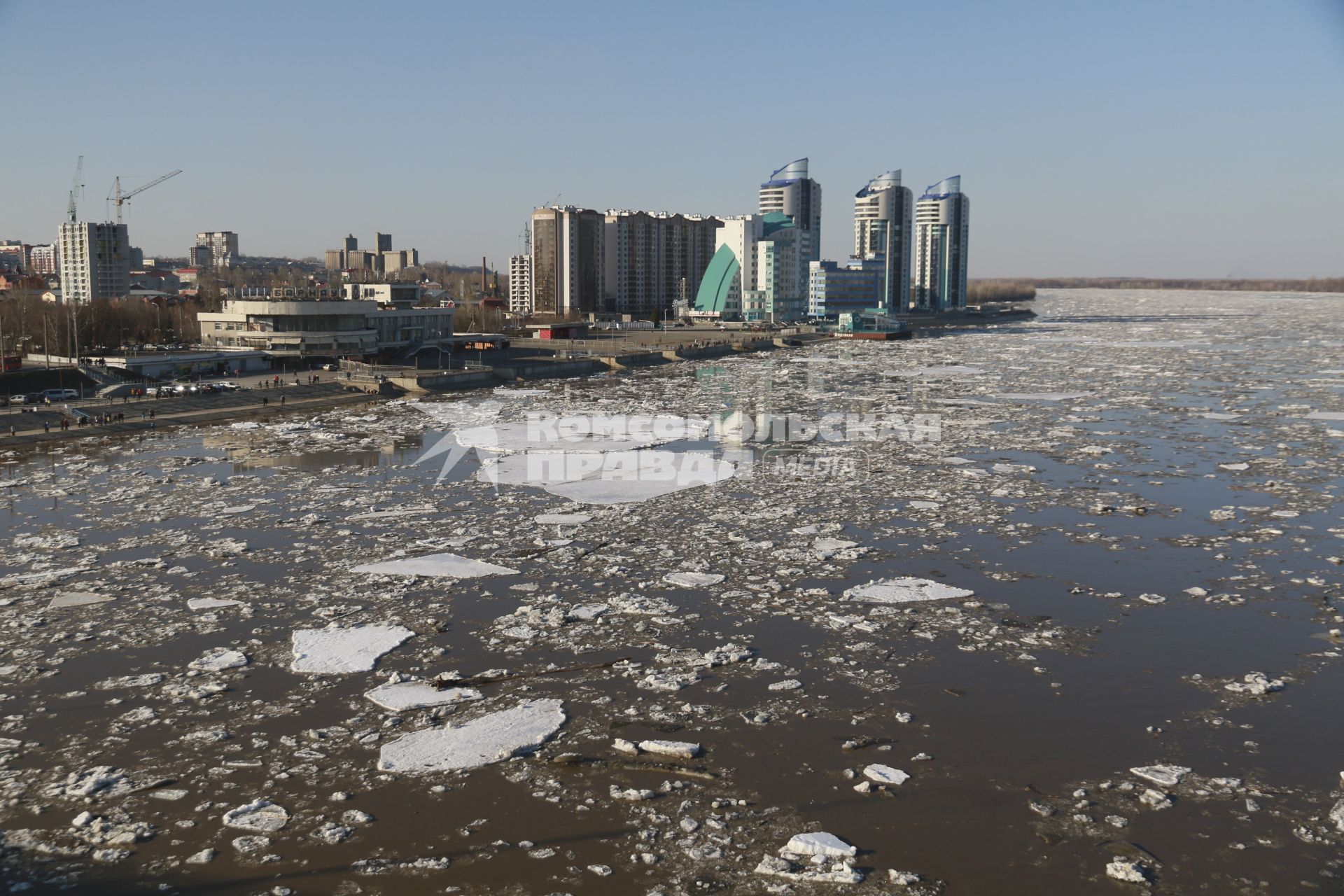 Барнаул .  Вид на реку Обь во время ледохода.