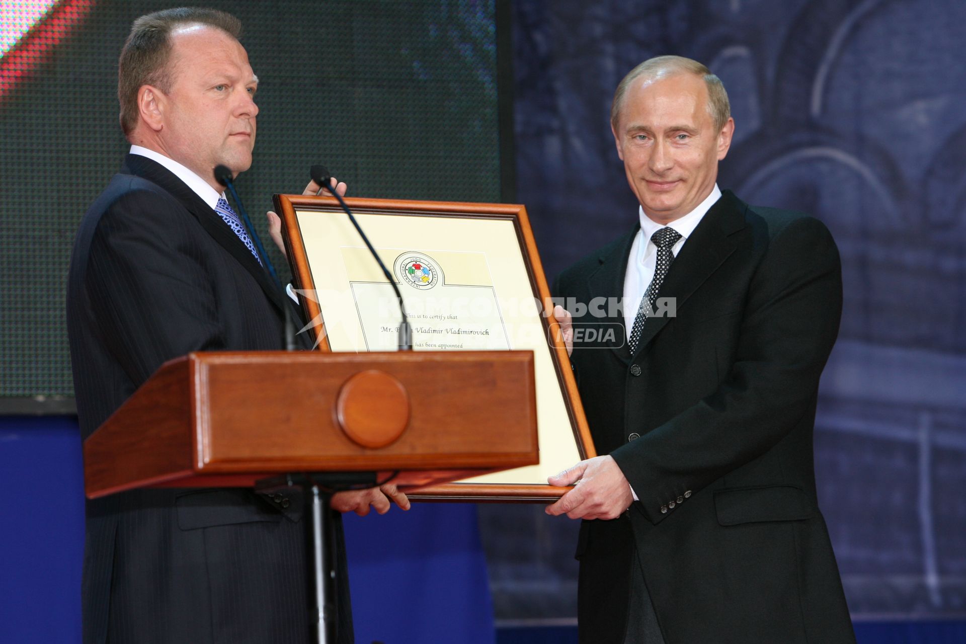 Москва.  Глава Международной федерации дзюдо (IJF) Мариус Визер и премьер-министр РФ Владимир Путин (слева направо) перед началом финальных соревнований Суперкубка мира по дзюдо.