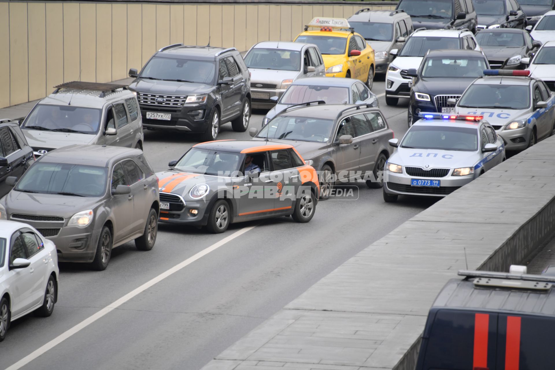 Москва. Автомобиль каршеринговой системы `Делимобиль` на улице города.