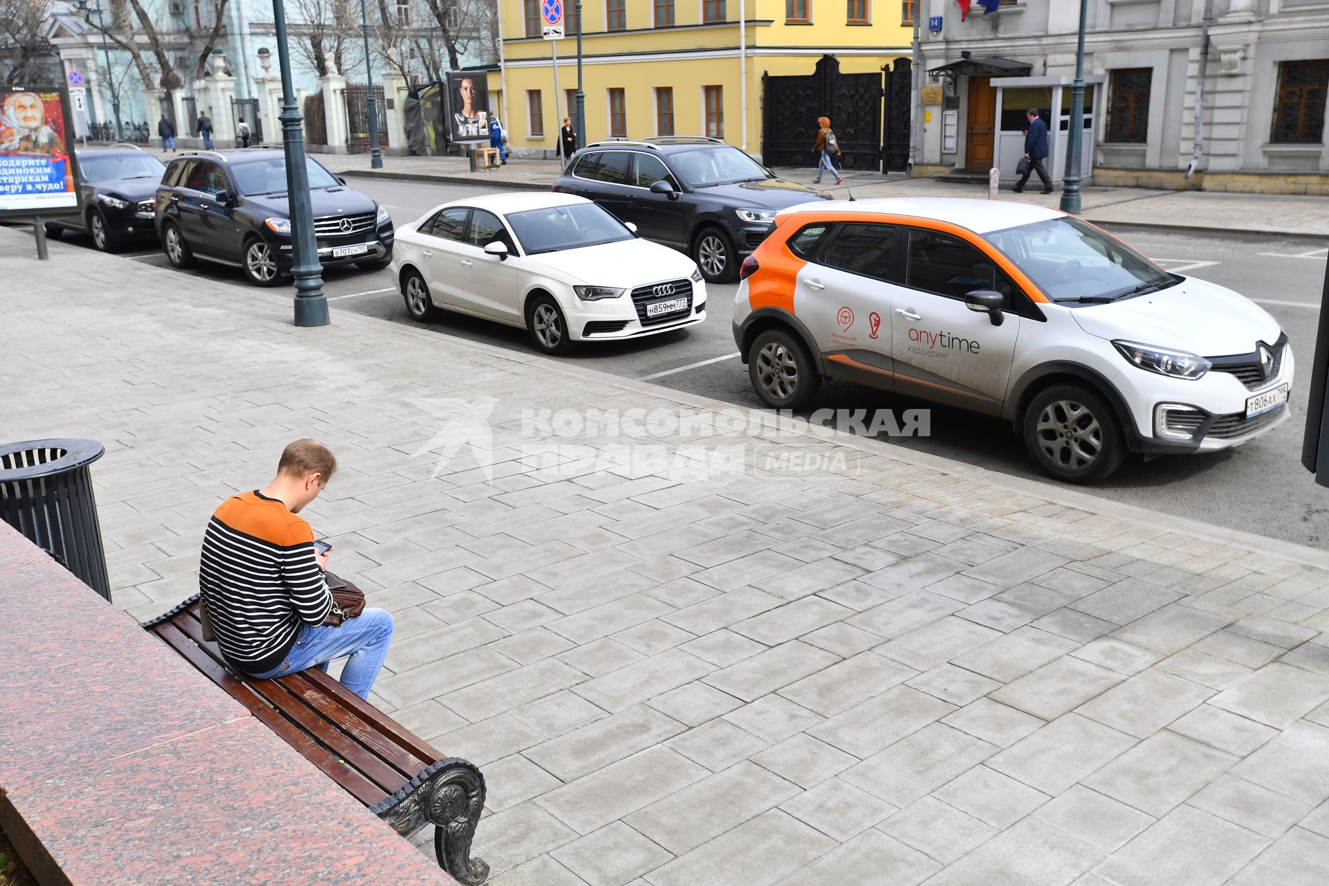 Москва. Автомобиль каршеринговой системы  на улице города.