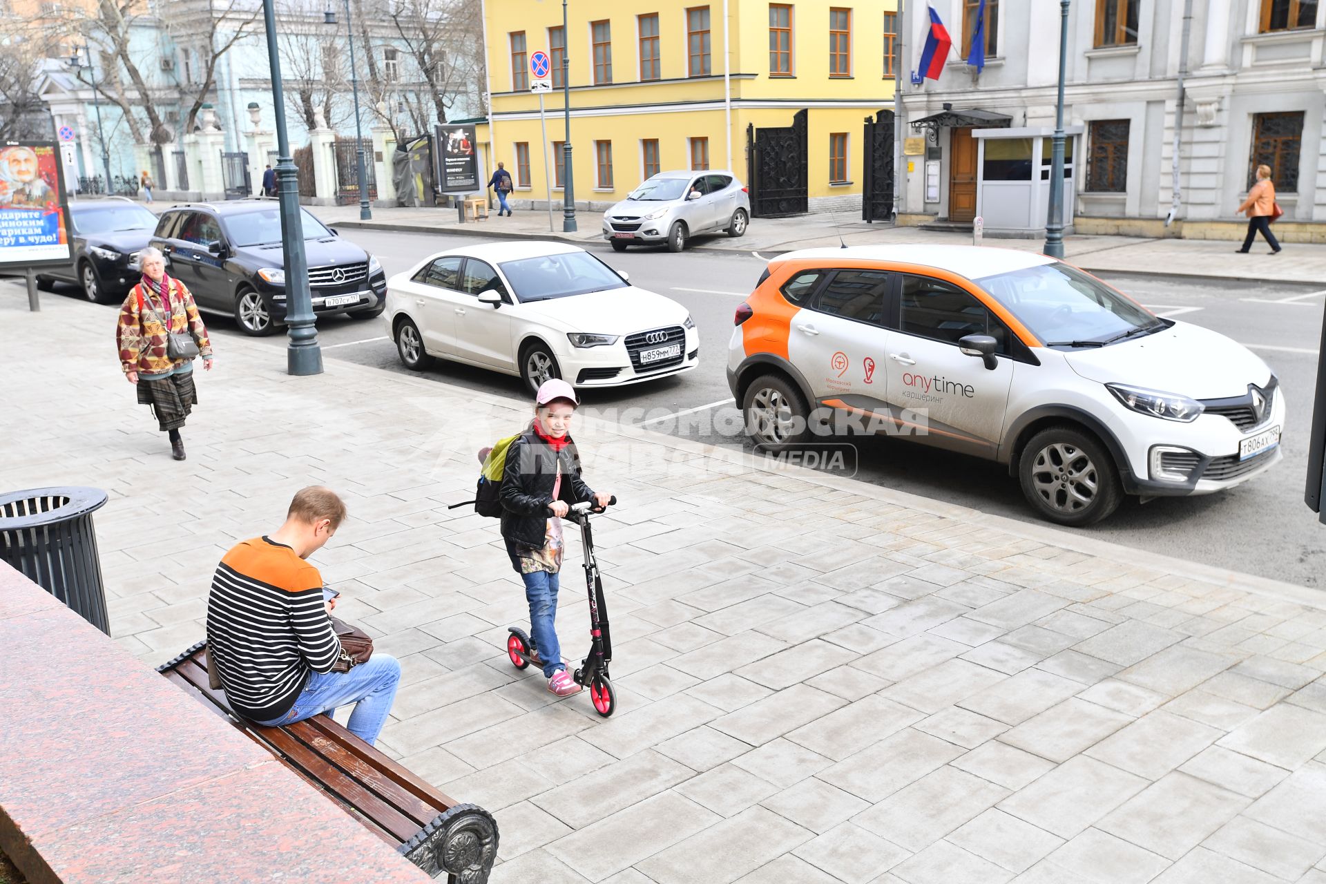 Москва. Автомобиль каршеринговой системы  на улице города.