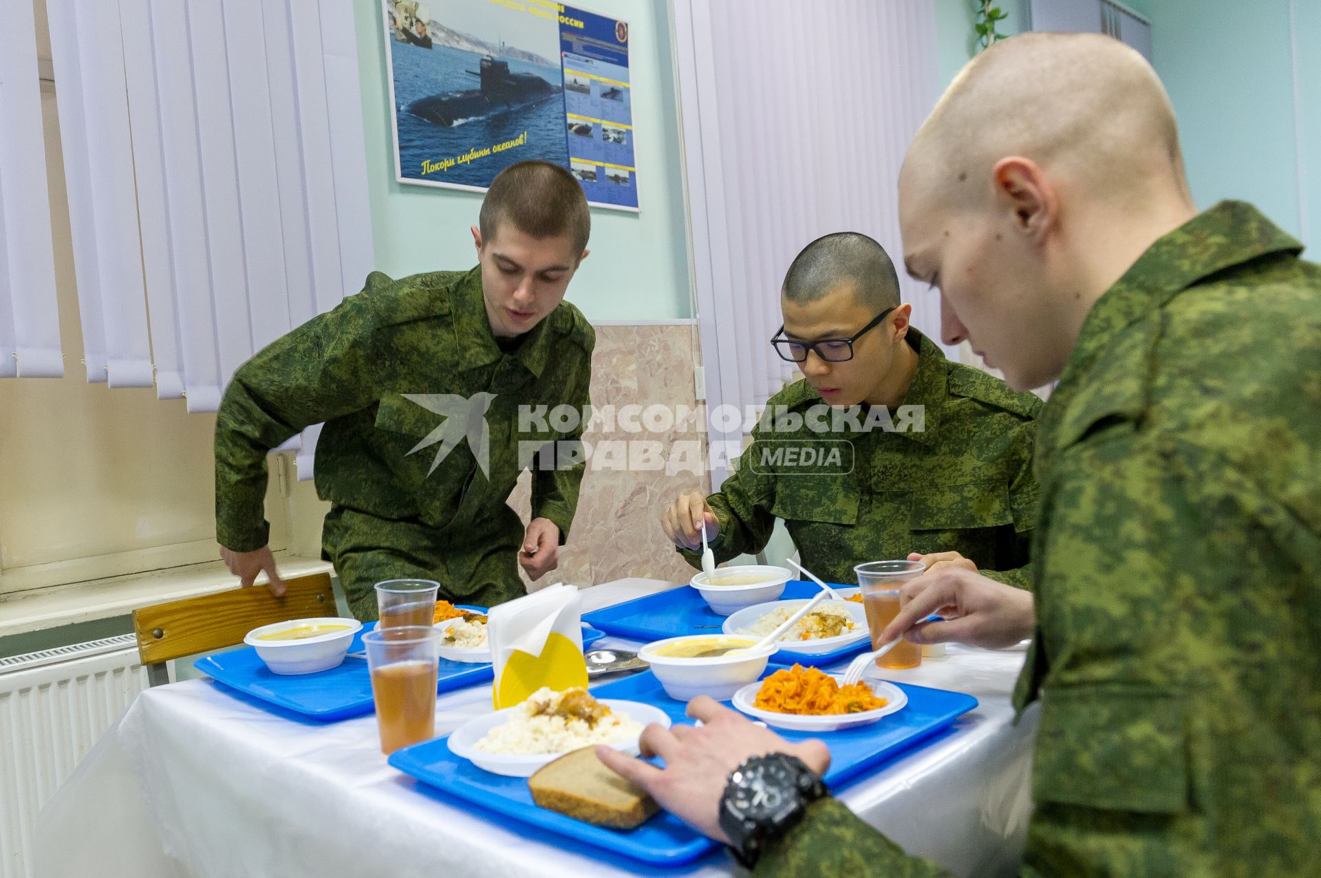 Санкт-Петербург. Призывники обедают в кафе городского сборного пункта Военного комиссариата.