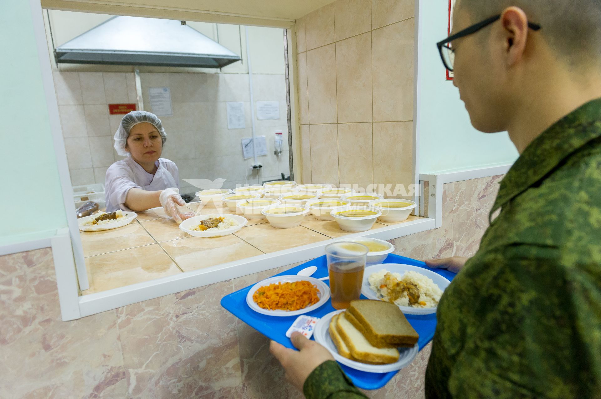 Санкт-Петербург. Призывник получает обед в кафе городского сборного пункта Военного комиссариата.