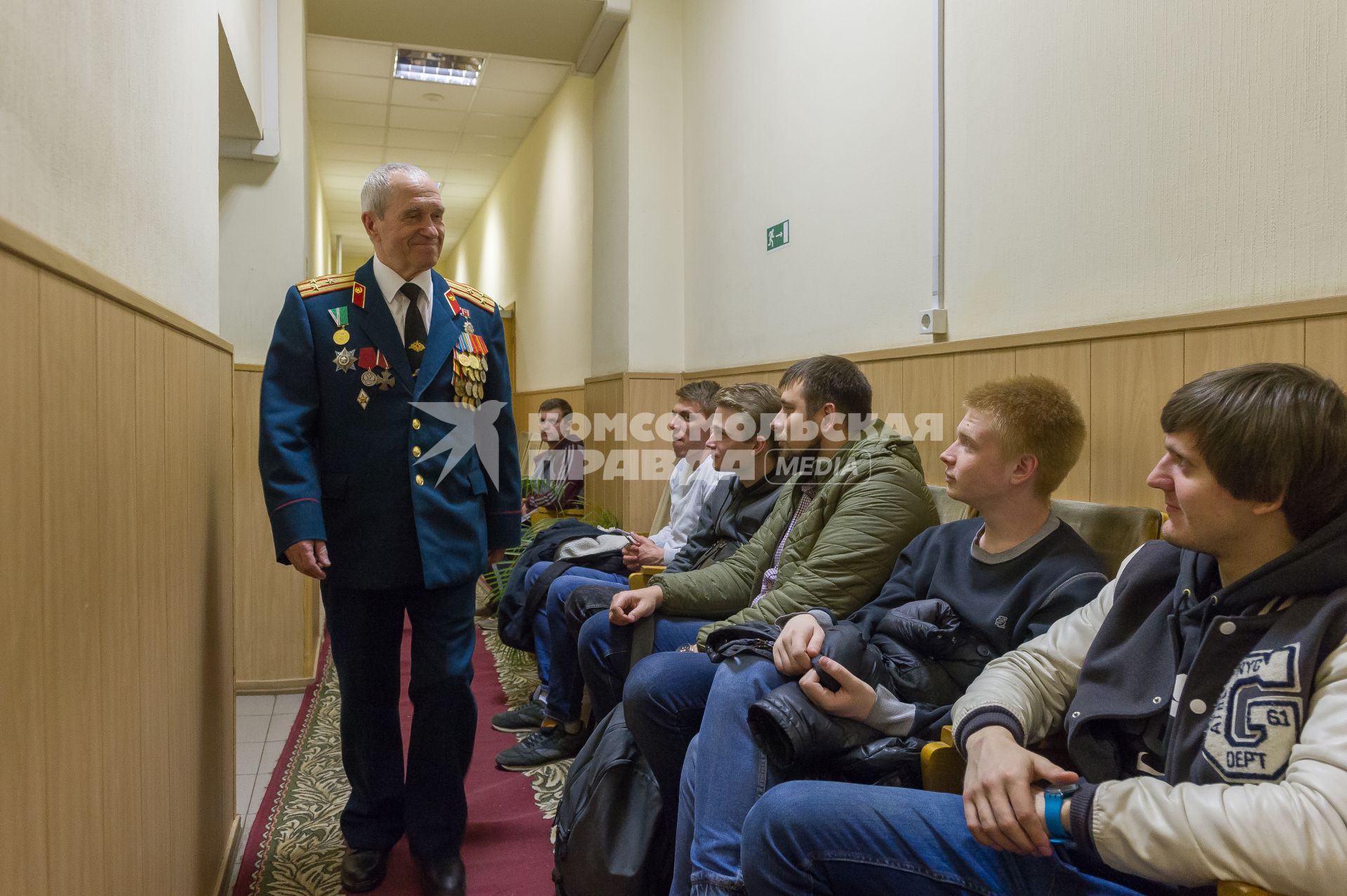 Санкт-Петербург. Ветеран  в городском сборном пункте Военного комиссариата.