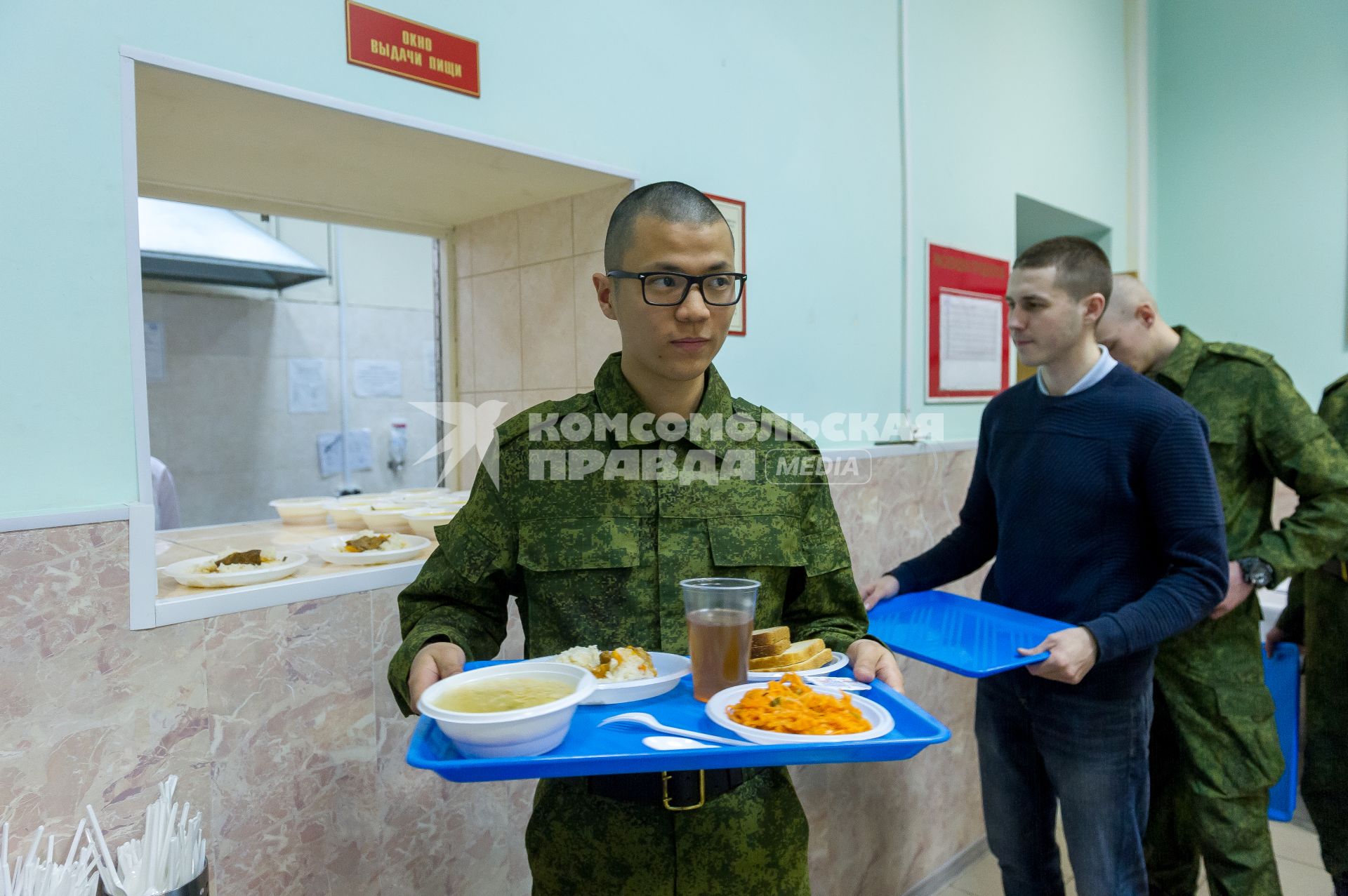 Санкт-Петербург. Призывники обедают в кафе городского сборного пункта Военного комиссариата.