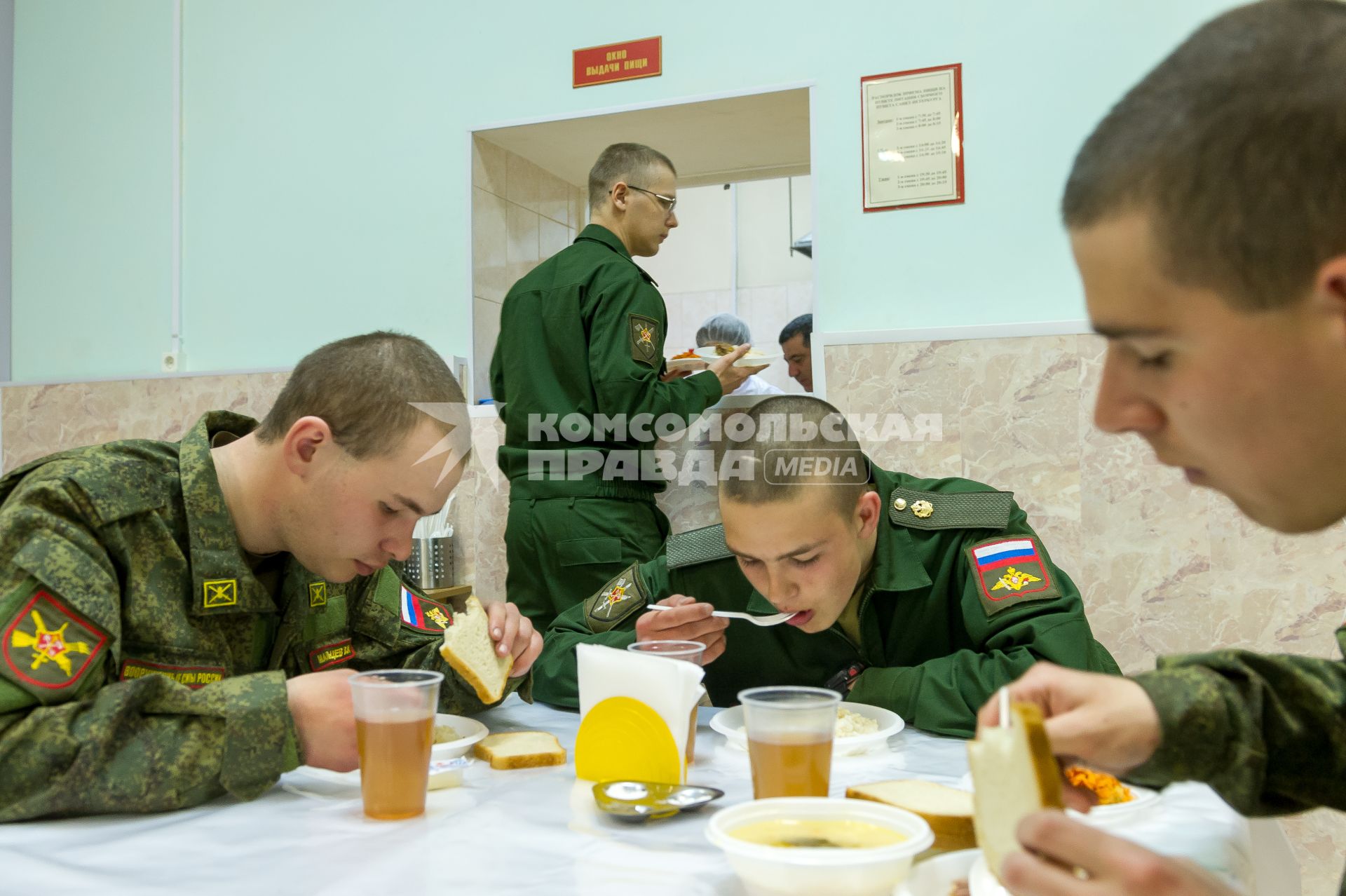 Санкт-Петербург. Призывники обедают в кафе городского сборного пункта Военного комиссариата.