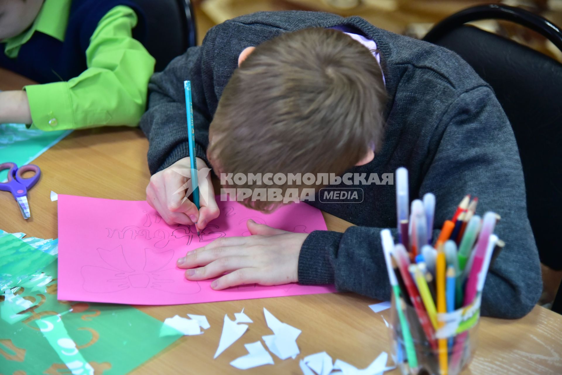 Новосибирск.  Дети занимаются творчеством в дошкольном учреждении.