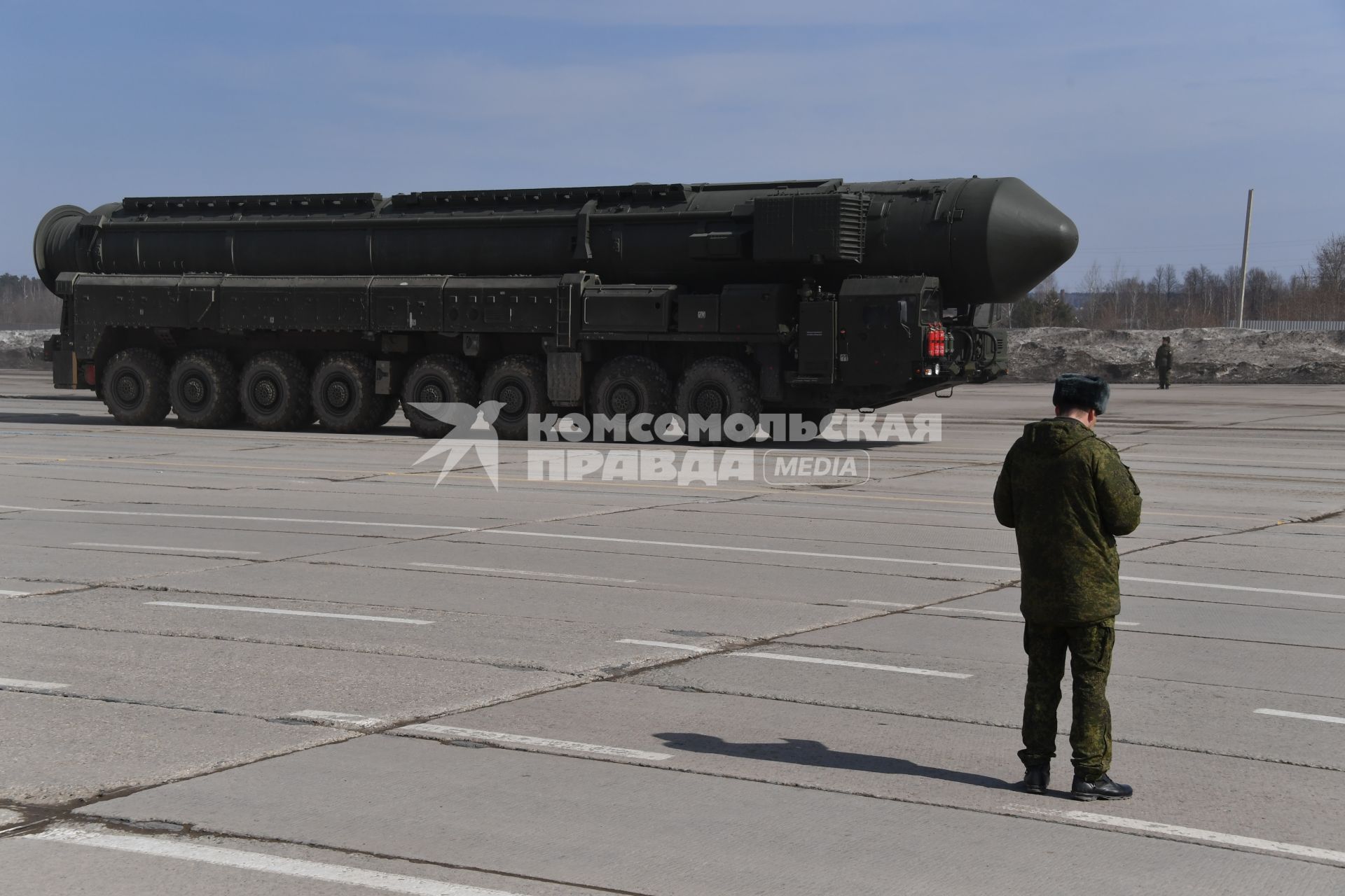 Московская область, Алабино.  Подвижный грунтовый ракетный комплекс (ПГРК) `Ярс` на репетиции военного парада, посвященного 73-й годовщине Победы в Великой Отечественной войне.