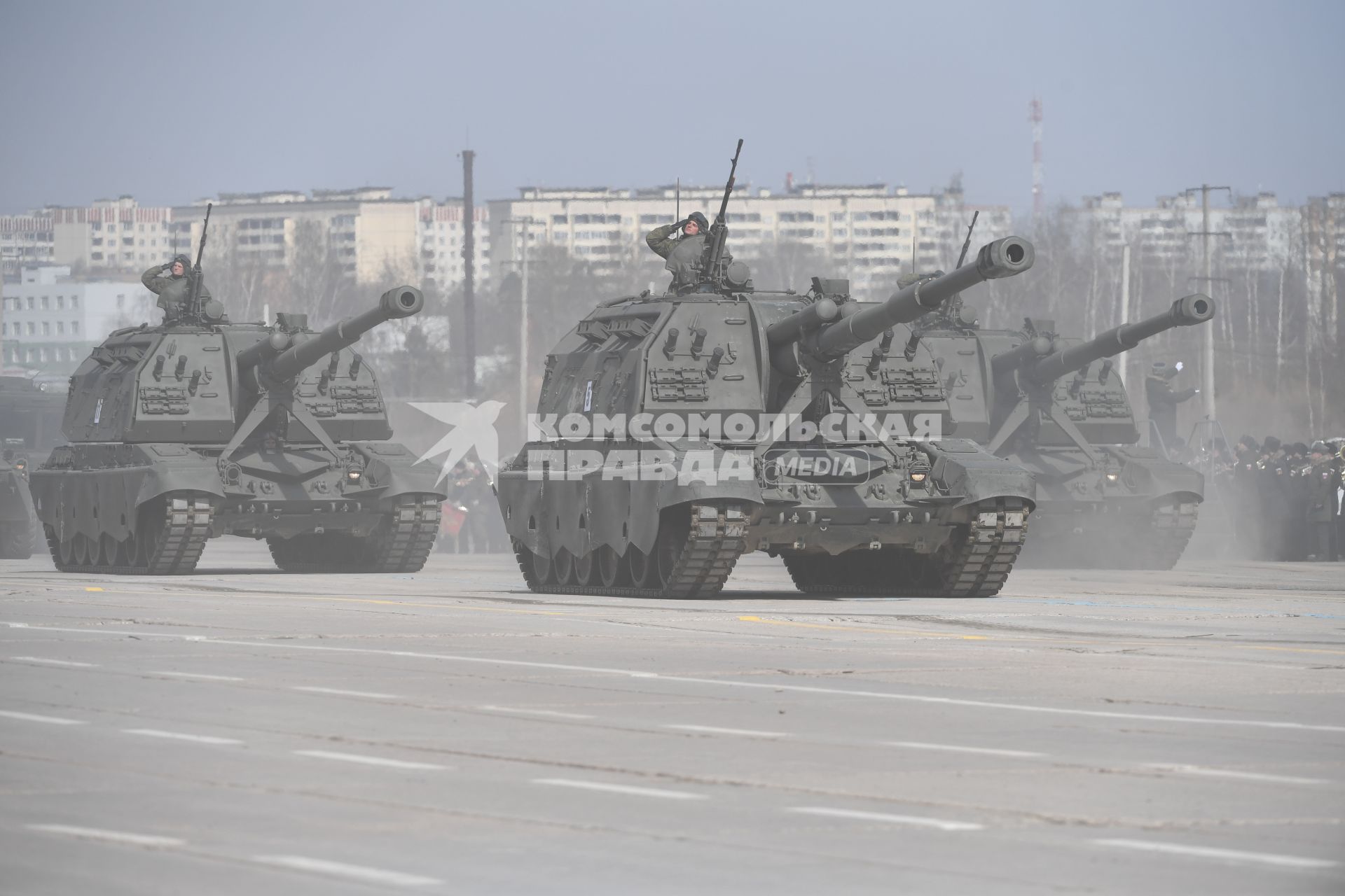 Московская область, Алабино.  Самоходные артиллерийские установки (САУ) `Мста-С` на репетиции военного парада, посвященного 73-й годовщине Победы в Великой Отечественной войне.