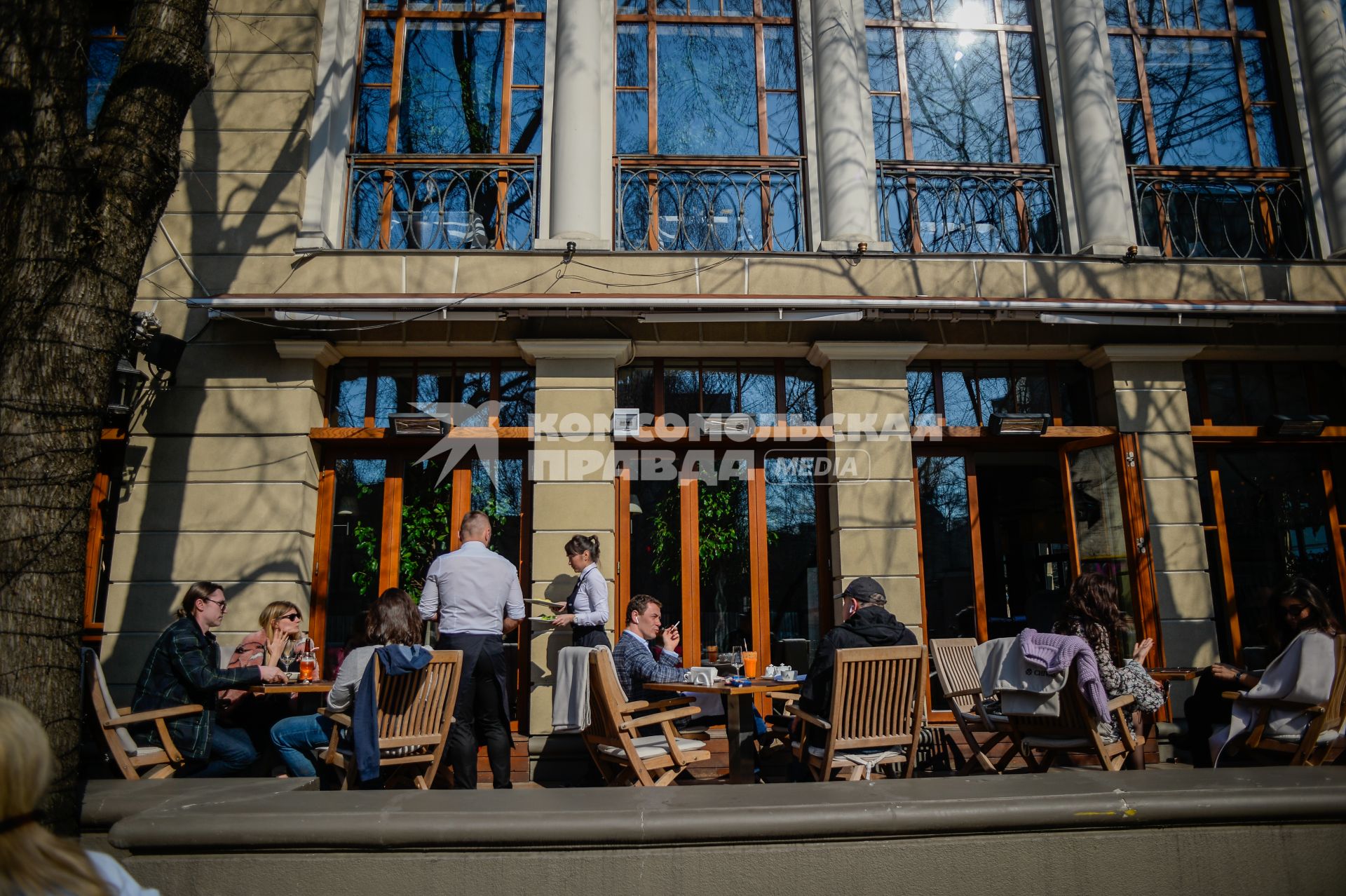 Москва. Уличное кафе в районе Патриарших прудов.