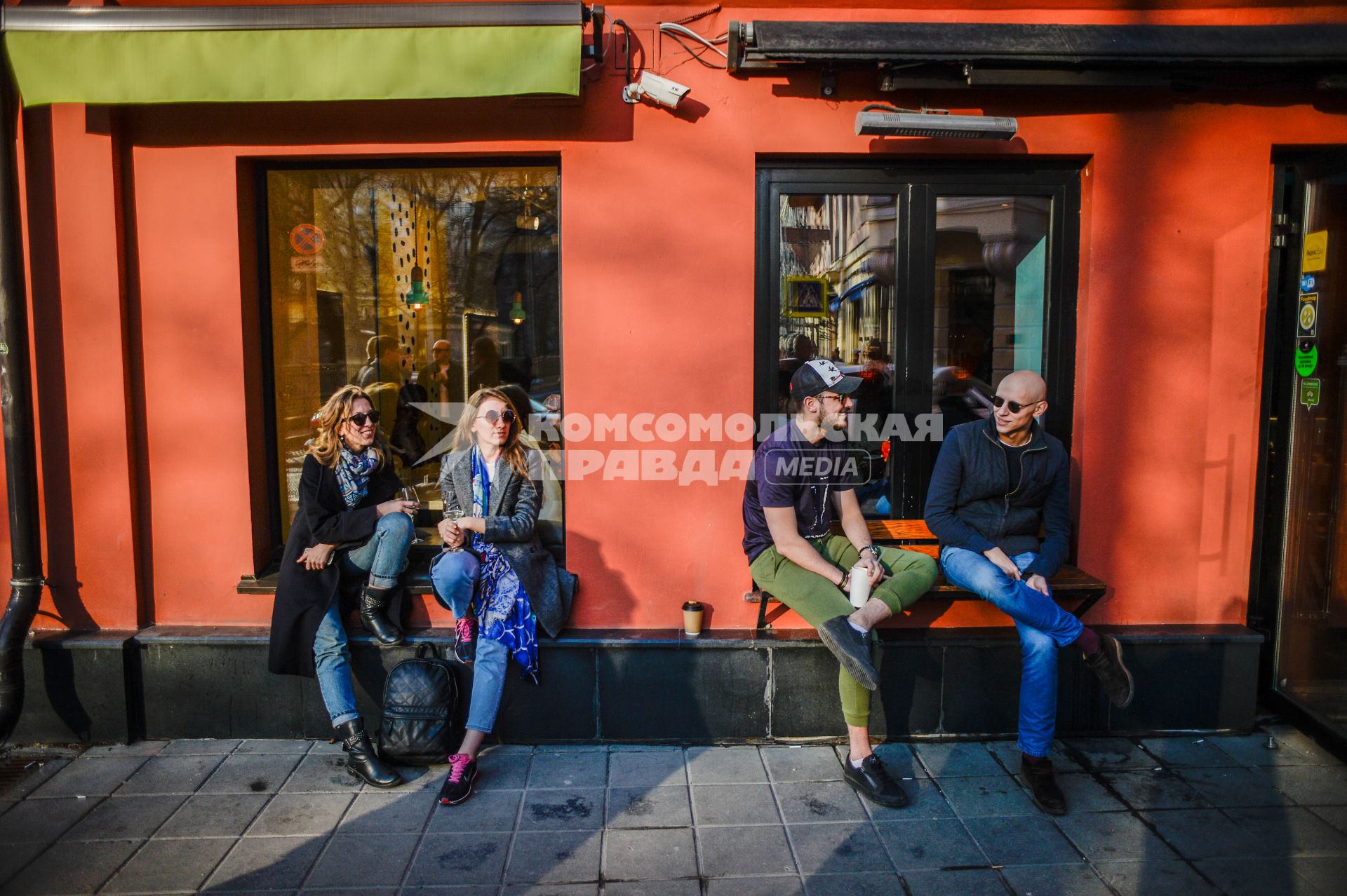 Москва. Молодые люди у кафе в районе Патриарших прудов.