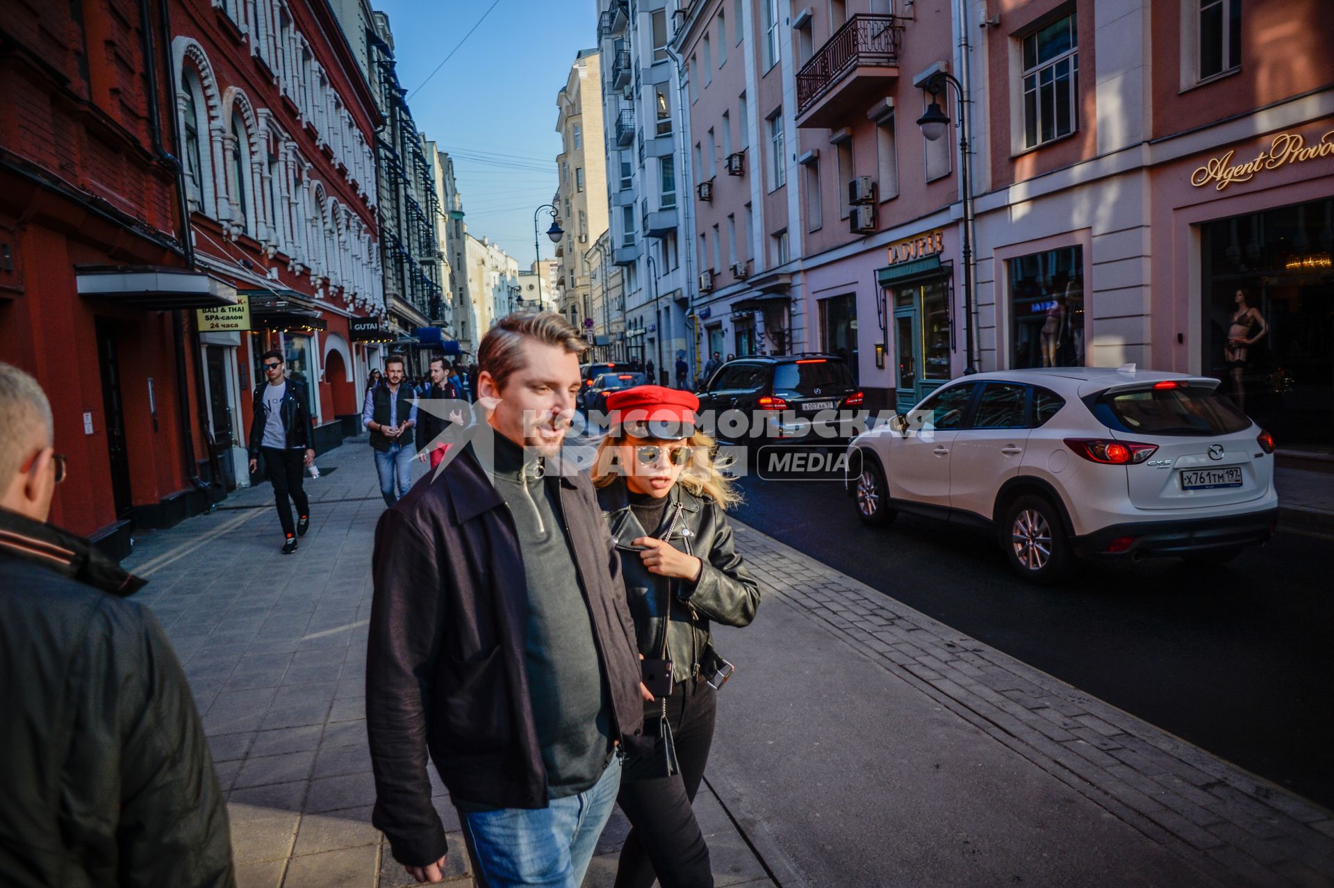 Москва. Прохожие на Малой Бронной.