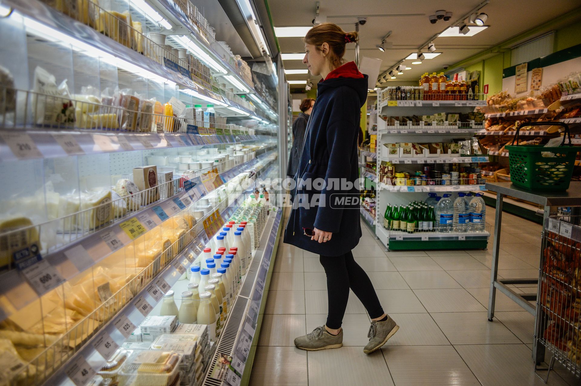 Москва.  Девушка в магазине.