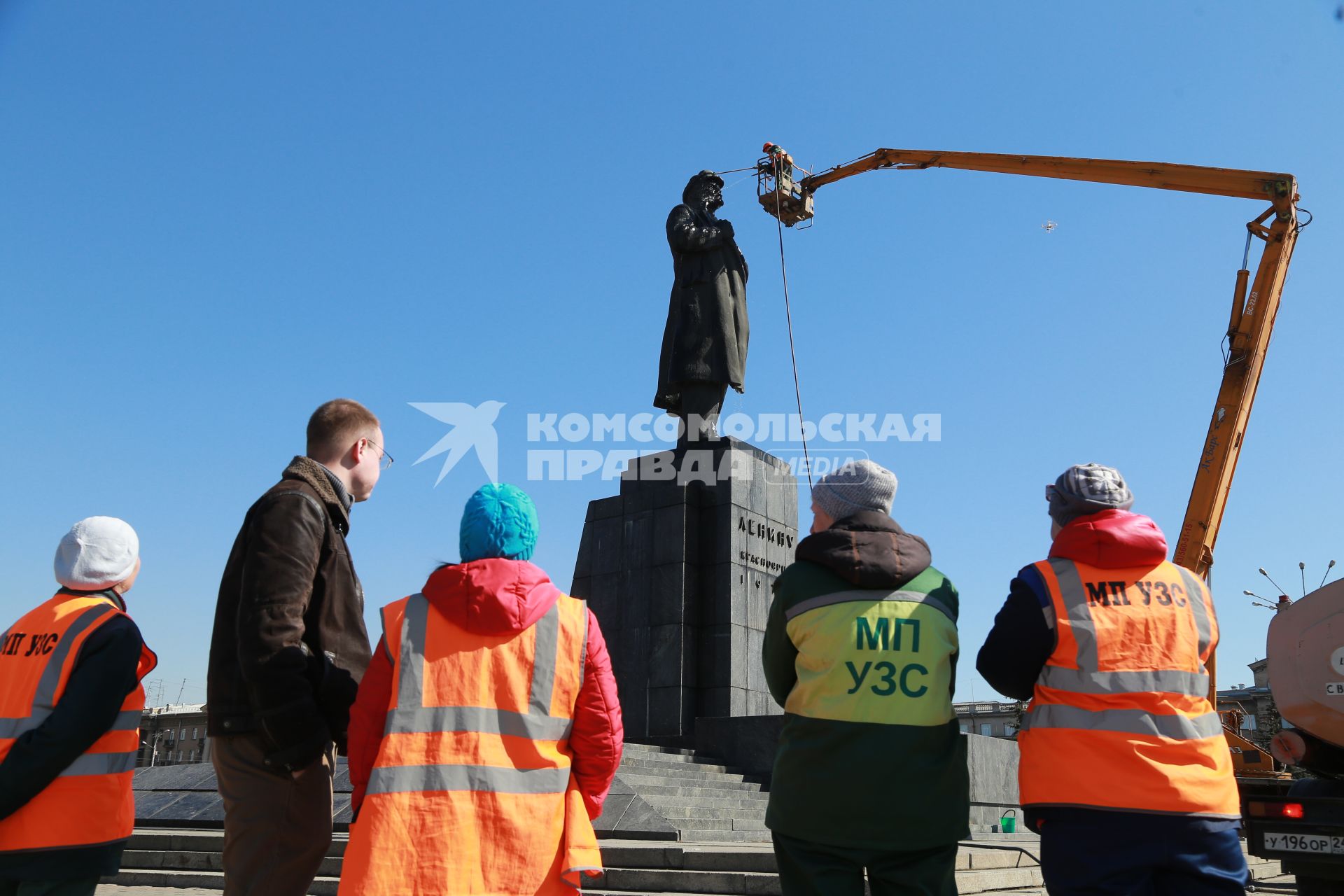 Красноярск.   Сотрудники коммунальных служб моют памятник  В.И. Ленину на одной из улиц города.