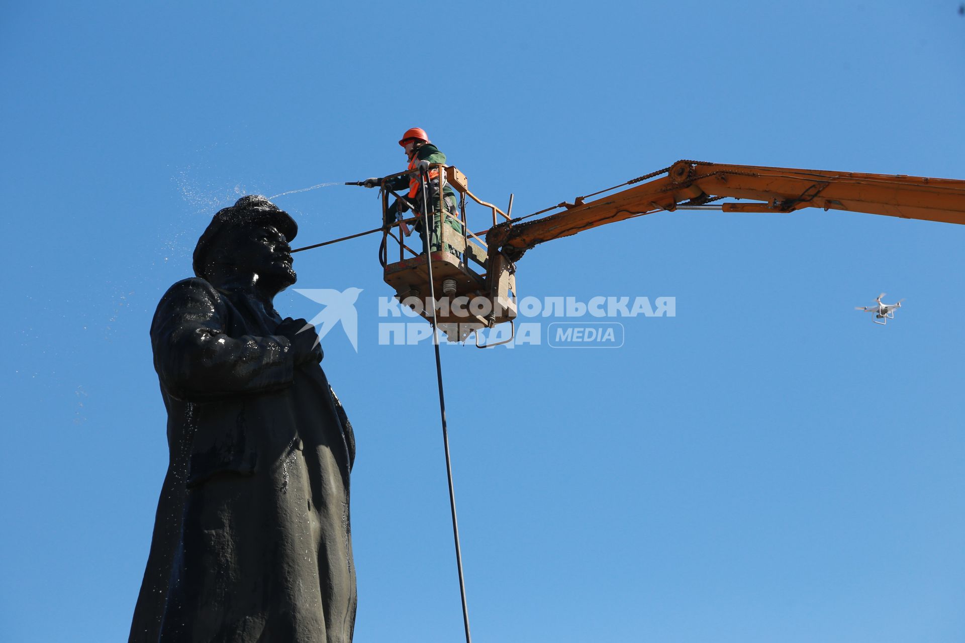 Красноярск.   Сотрудники коммунальных служб моют памятник  В.И. Ленину на одной из улиц города.