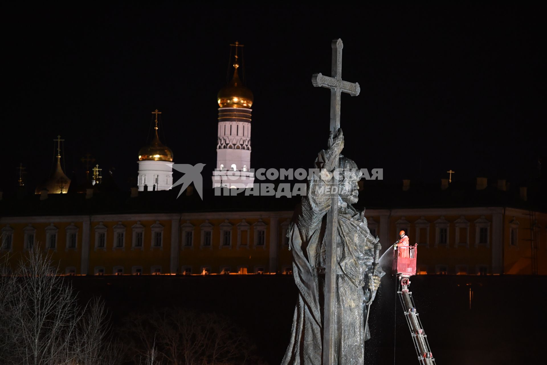 Москва.  Сотрудники  коммунальных служб моют памятник Владимиру Великому на Боровицкой площади.