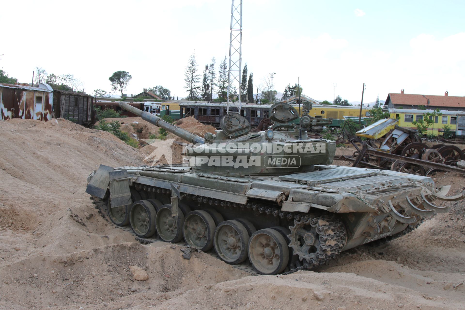 Сирия. Танк Т-72 сирийской армии в южном пригороде Дамаска Ярмук.