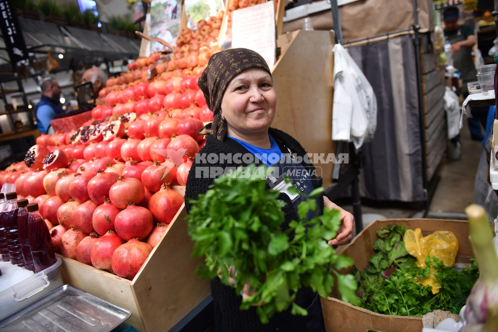 Москва. Продавцы свежих овощей и фруктов на Даниловском рынке.