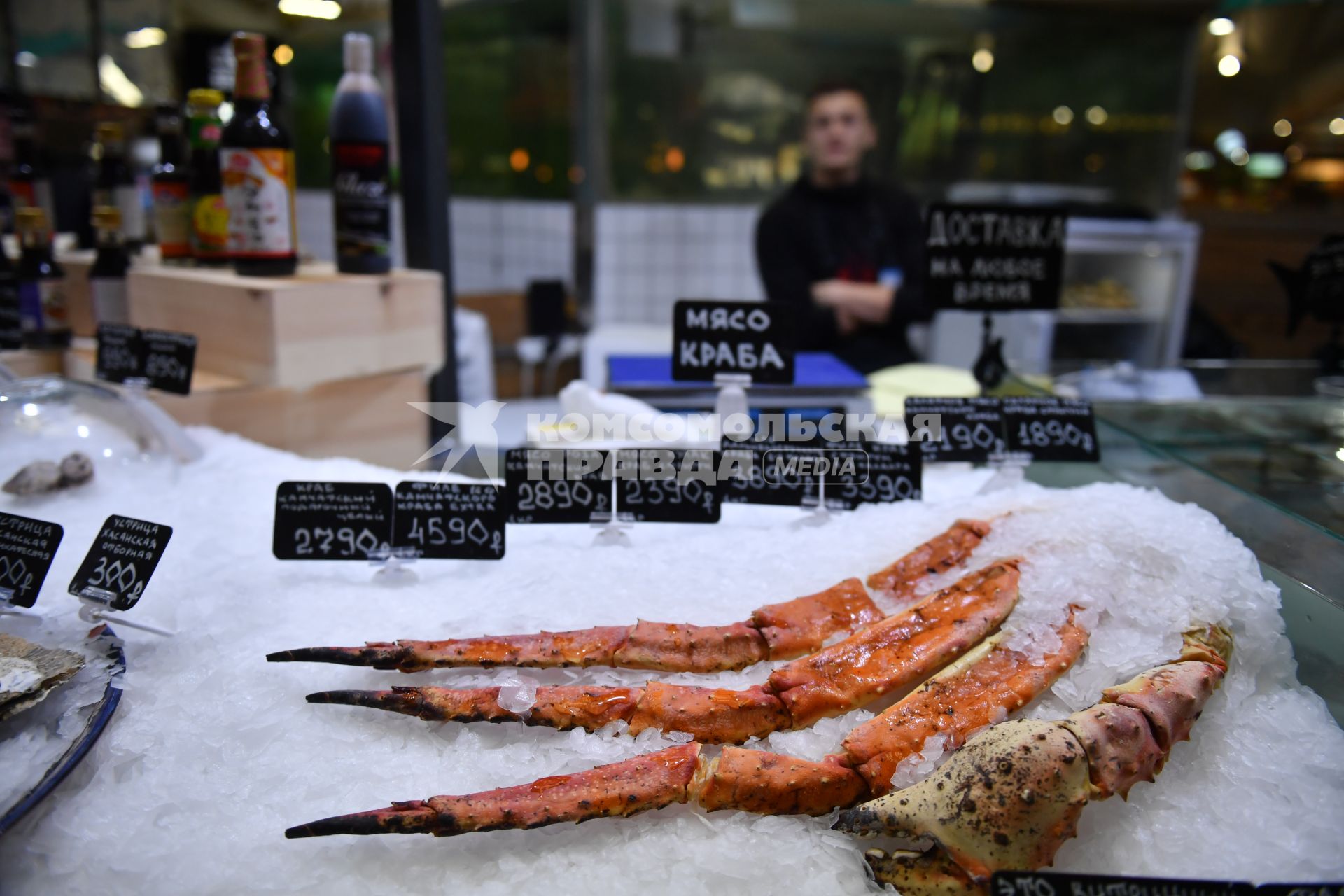 Москва. Торговля морепродуктами  на Даниловском рынке.