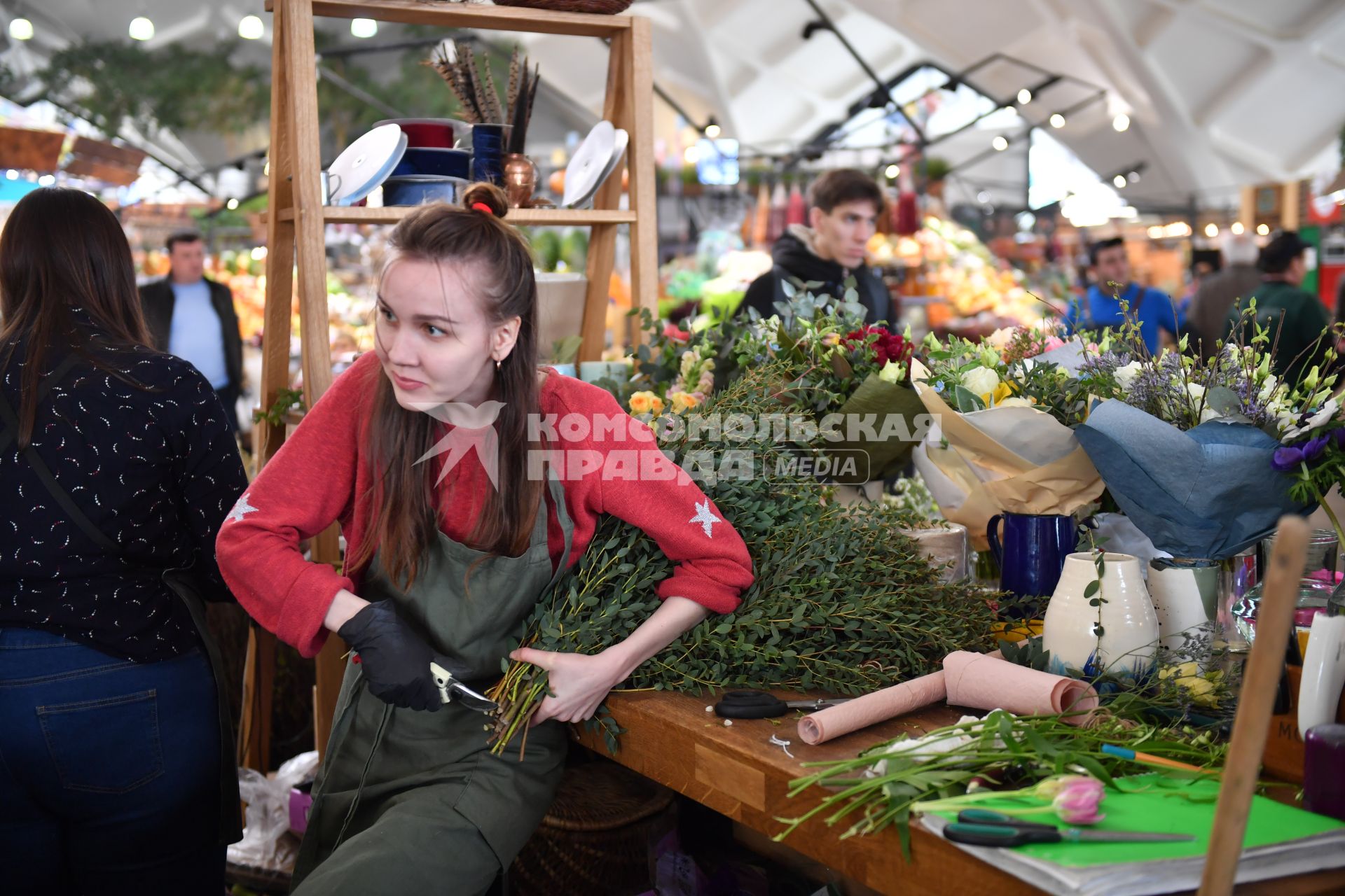 Москва. Продавщица цветов на Даниловском рынке.