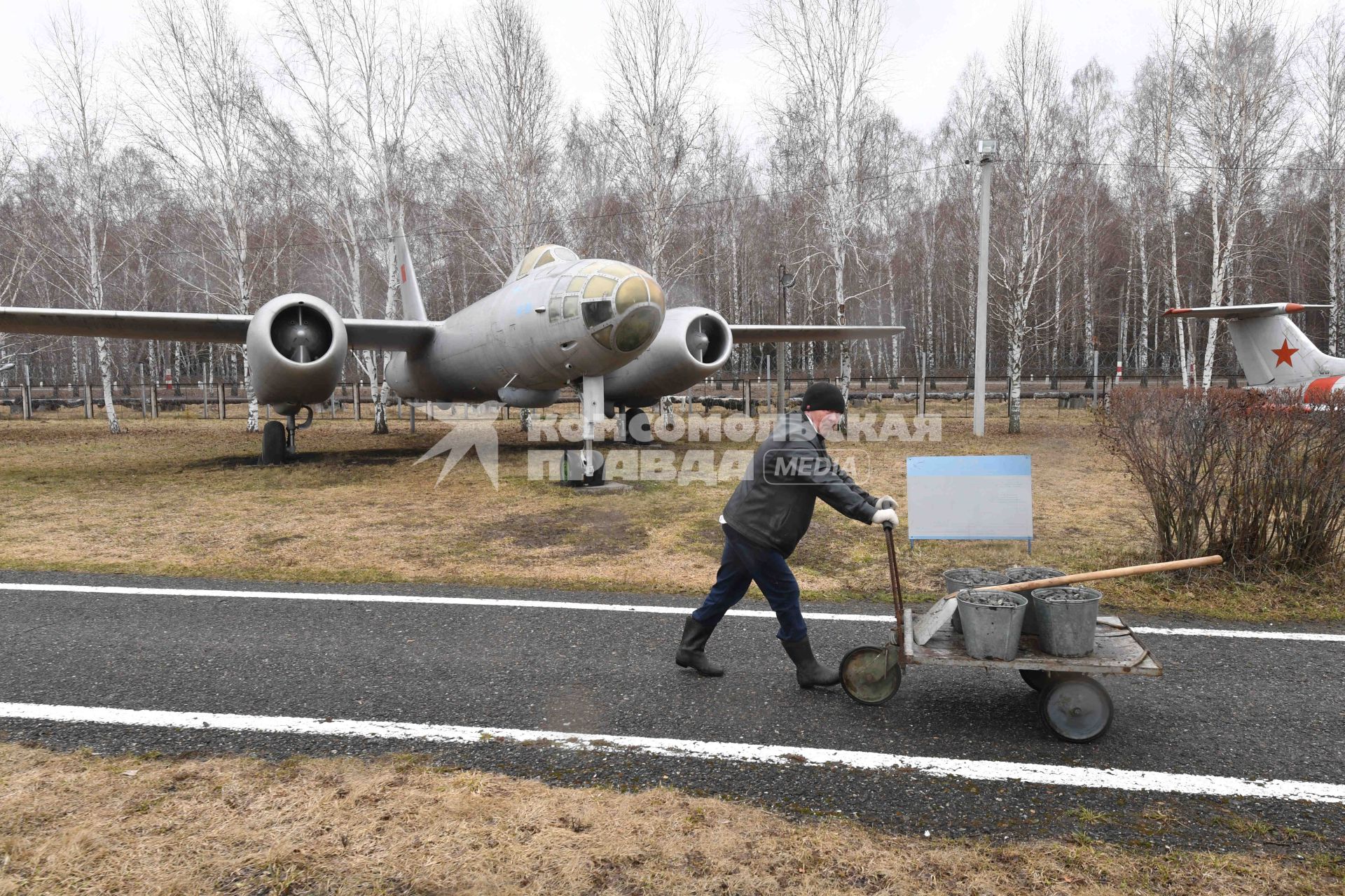 Ульяновск. Уборка территории в музее истории гражданской авиации.