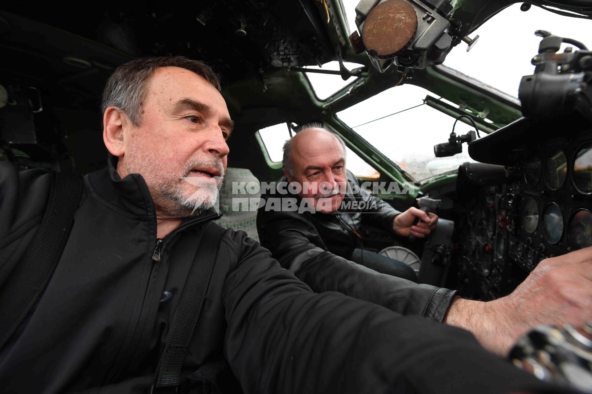 Ульяновск. Фотокорреспондент `Комсомольской правды` Владимир Веленгурин (слева) в кабине пилота самолета ТУ-124, представленного в экспозиции Музея истории гражданской авиации.