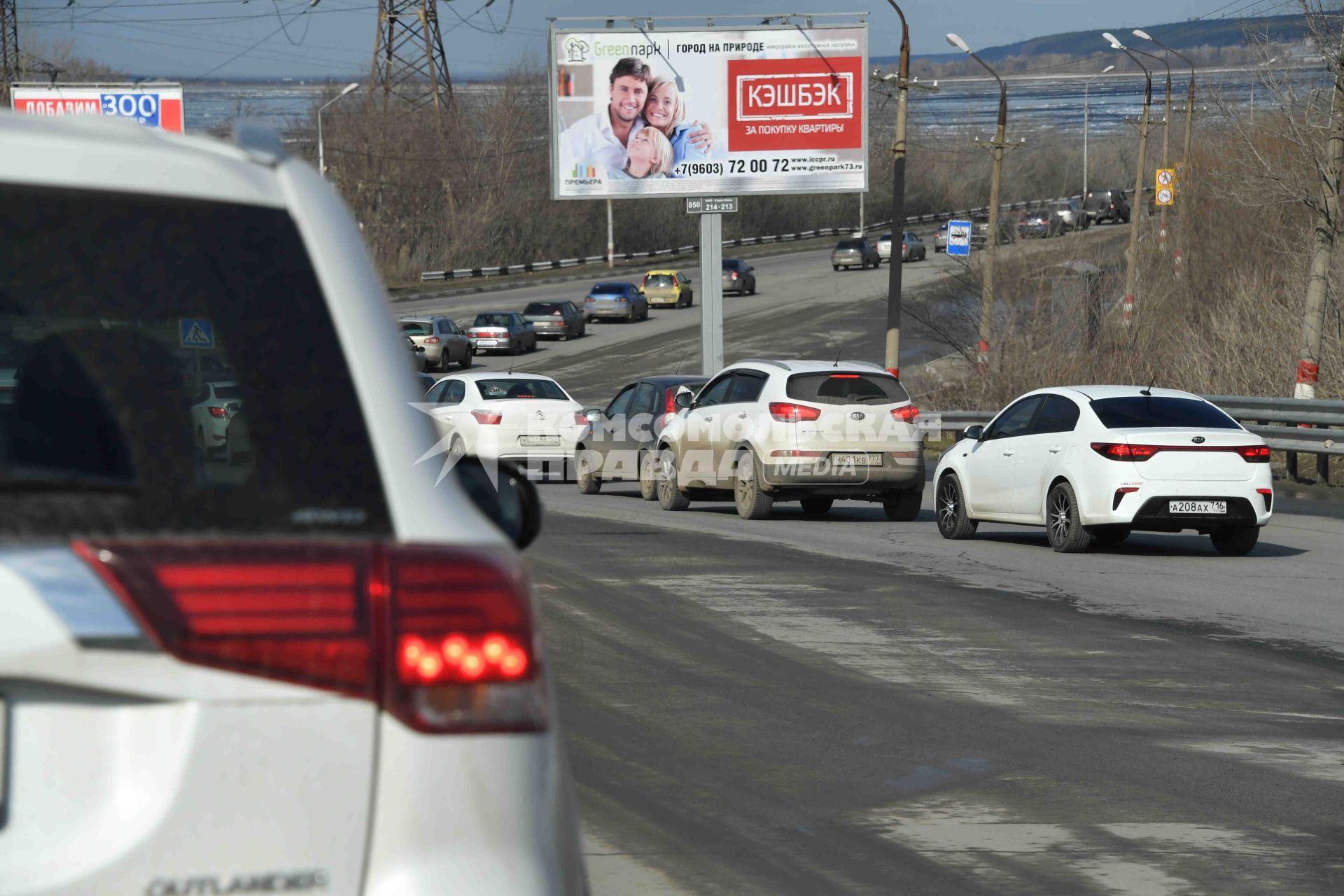 Ульяновск. Автомобильная пробка на мосту через Волгу привыезде из города.