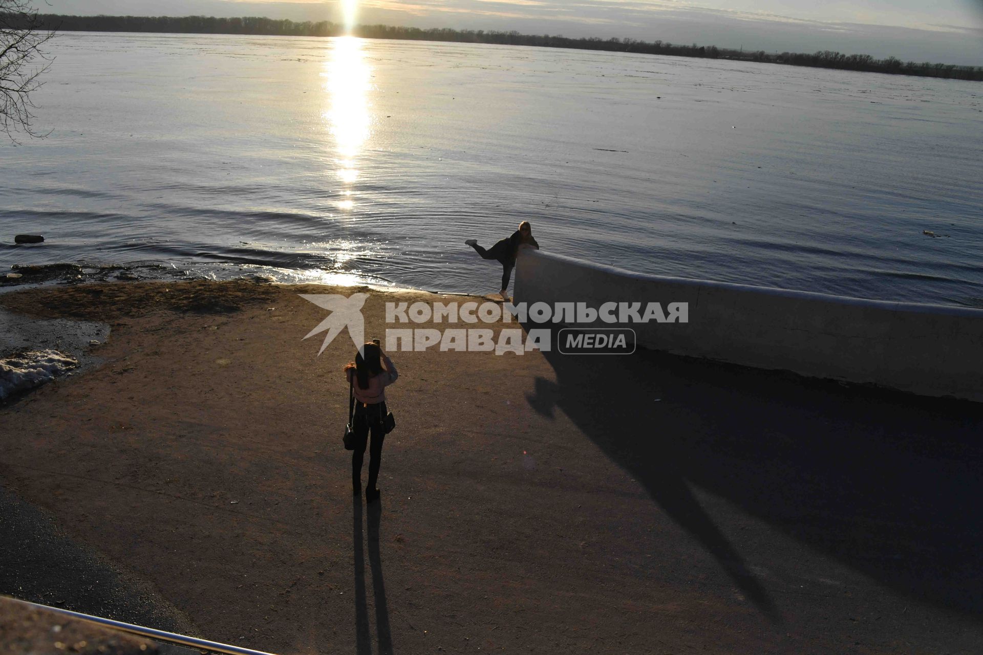 Самара. Девушки фотографируются на набережной Волги.