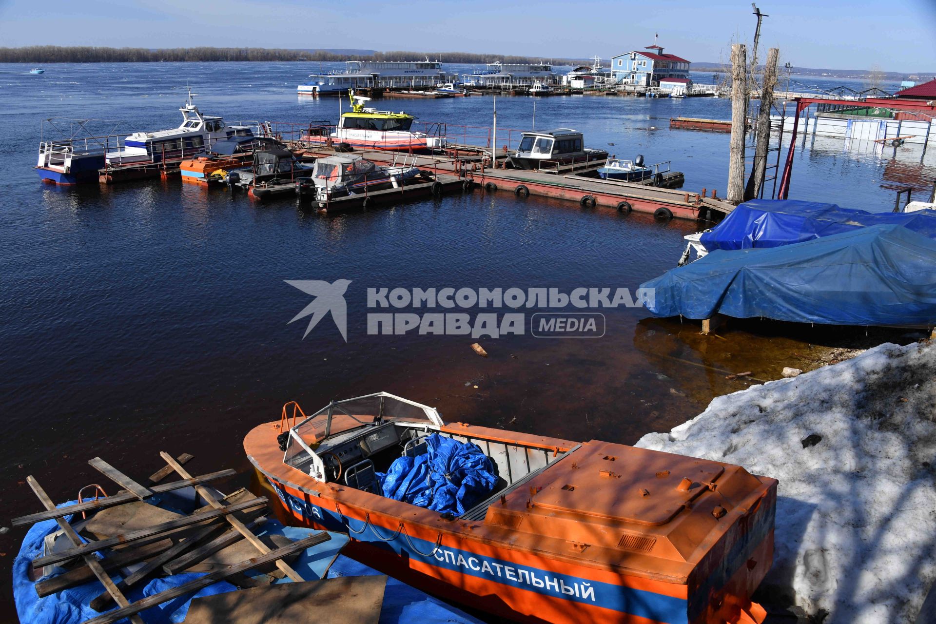 Самара. Вид на речной порт у центральной набережной города.