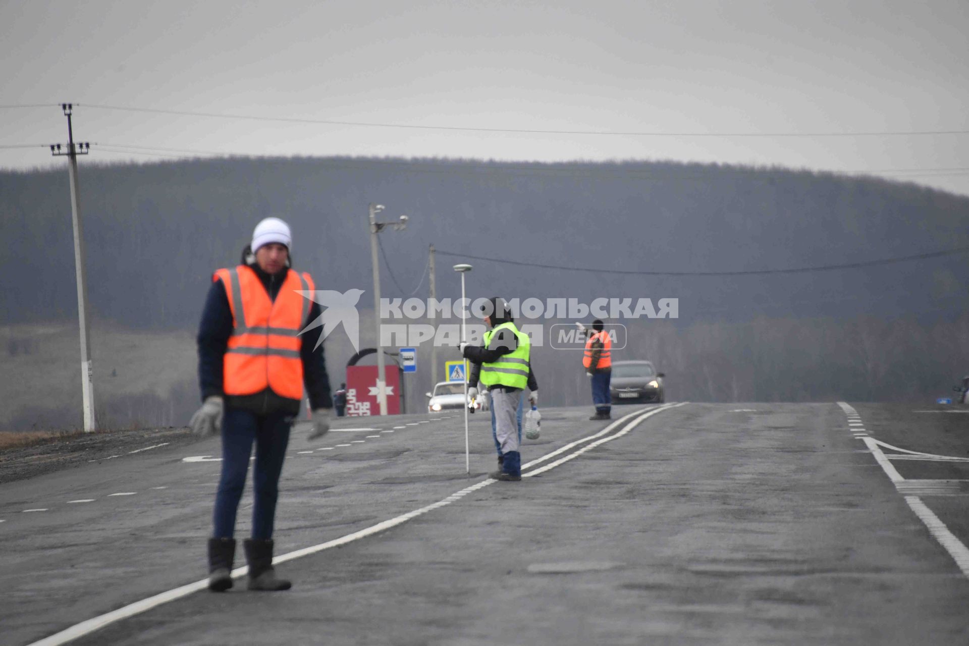 Саранск. Рабочие наносят новую дорожную разметку.