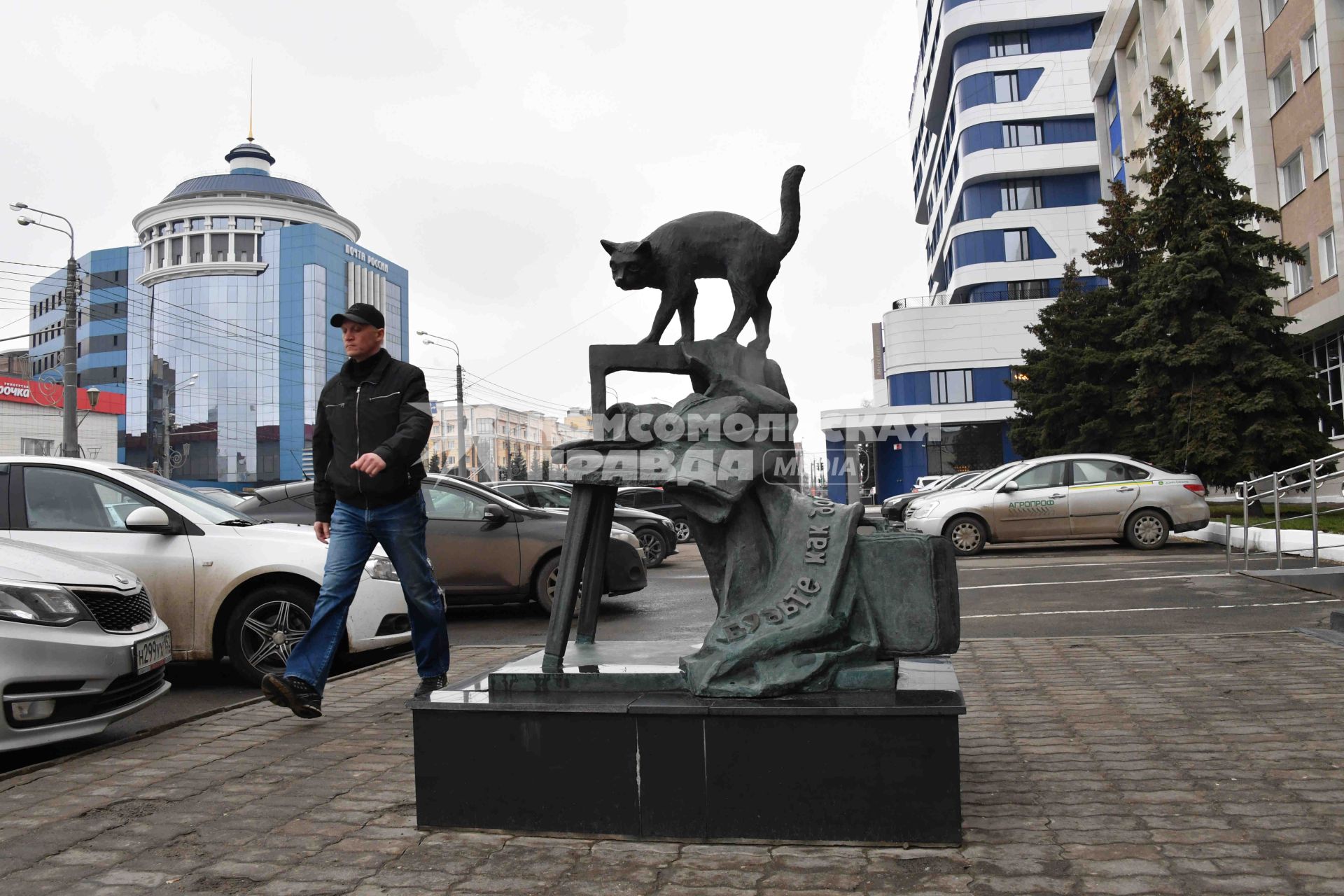 Саранск. Памятник домашнему уюту на улице города.