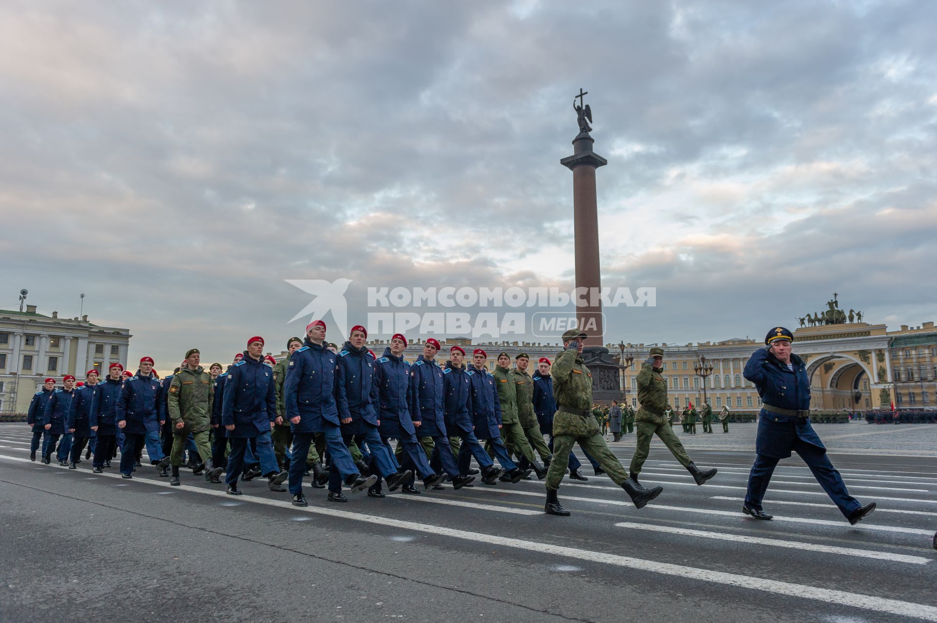 Санкт-Петербург. Парадные расчеты военнослужащих на репетиции военного парада, посвященного 73-й годовщине  Победы в Великой Отечественной войне, на Дворцовой площади.