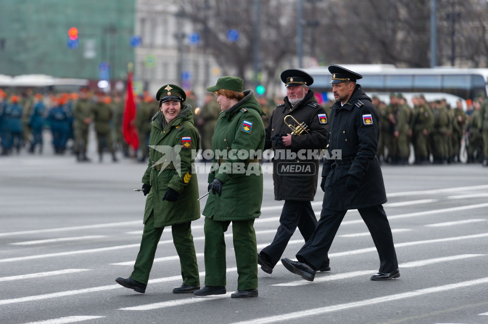 Санкт-Петербург. Парадные расчеты военнослужащих на репетиции военного парада, посвященного 73-й годовщине  Победы в Великой Отечественной войне, на Дворцовой площади.