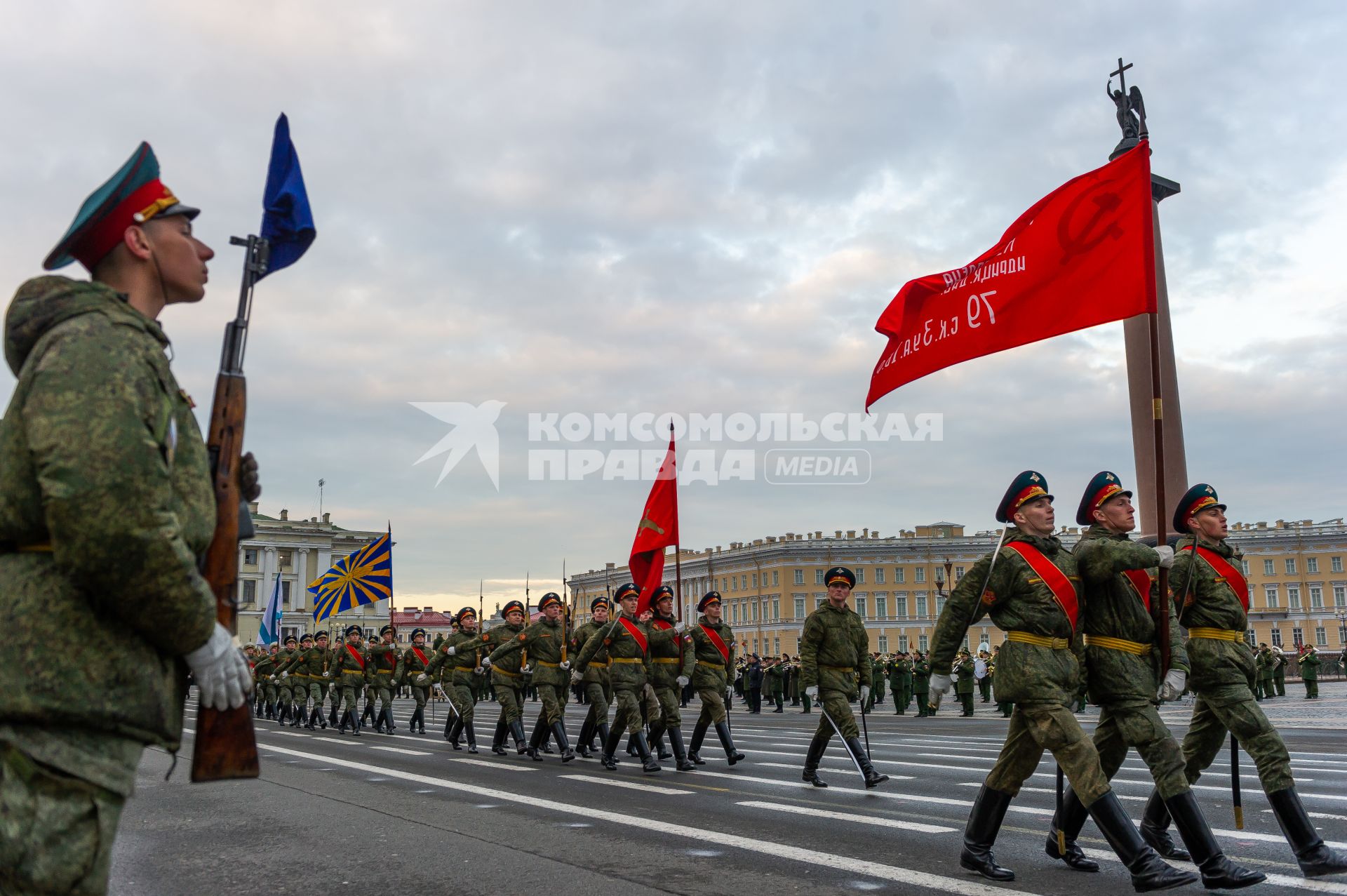 Санкт-Петербург. Парадные расчеты военнослужащих на репетиции военного парада, посвященного 73-й годовщине  Победы в Великой Отечественной войне, на Дворцовой площади.