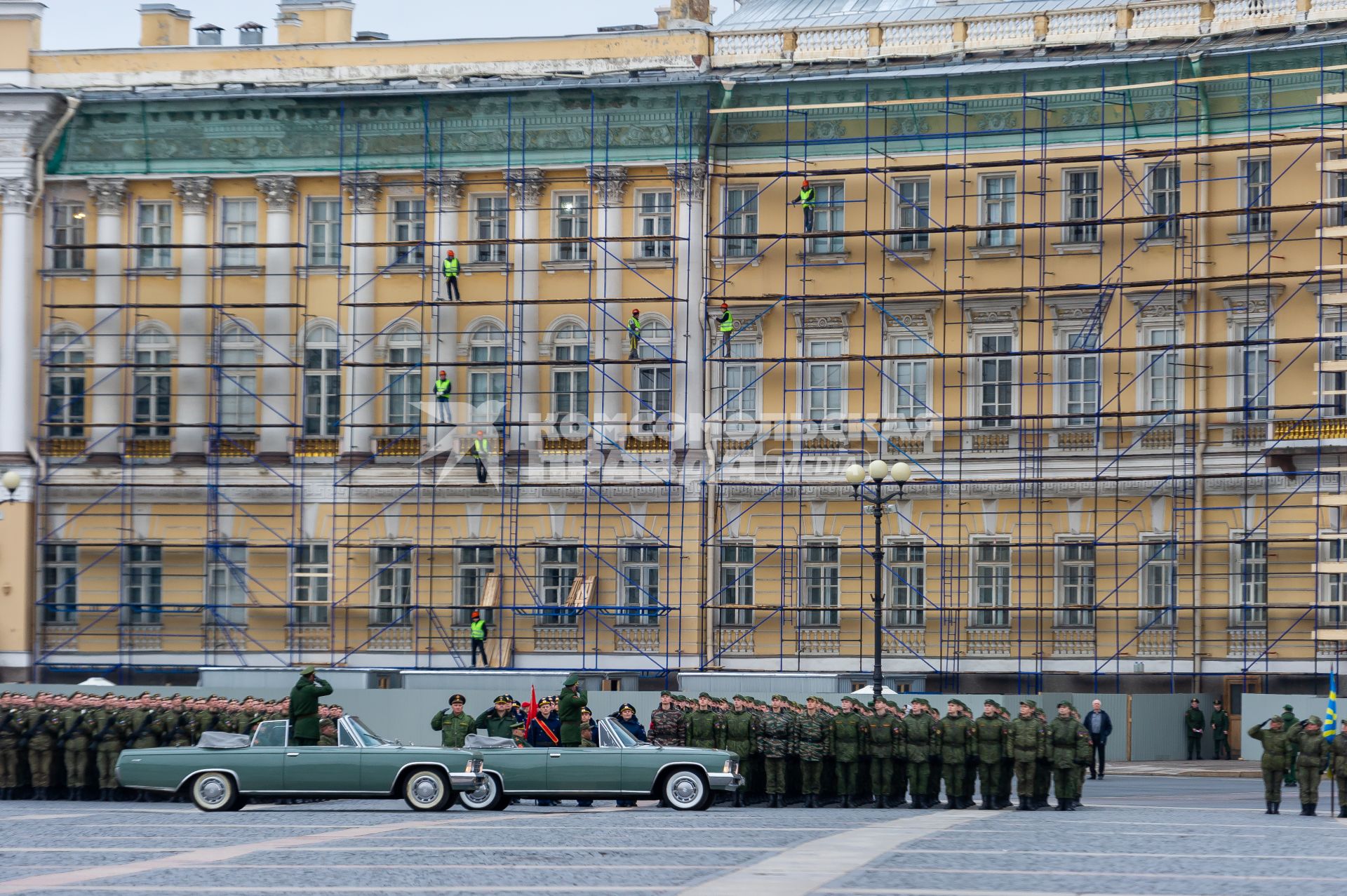 Санкт-Петербург. Парадные расчеты военнослужащих на репетиции военного парада, посвященного 73-й годовщине  Победы в Великой Отечественной войне, на Дворцовой площади.