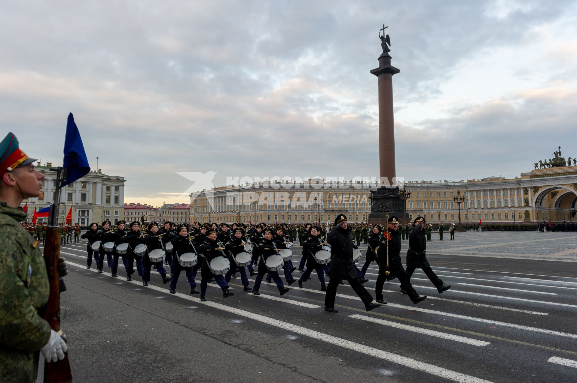 Санкт-Петербург. Парадные расчеты военнослужащих на репетиции военного парада, посвященного 73-й годовщине  Победы в Великой Отечественной войне, на Дворцовой площади.