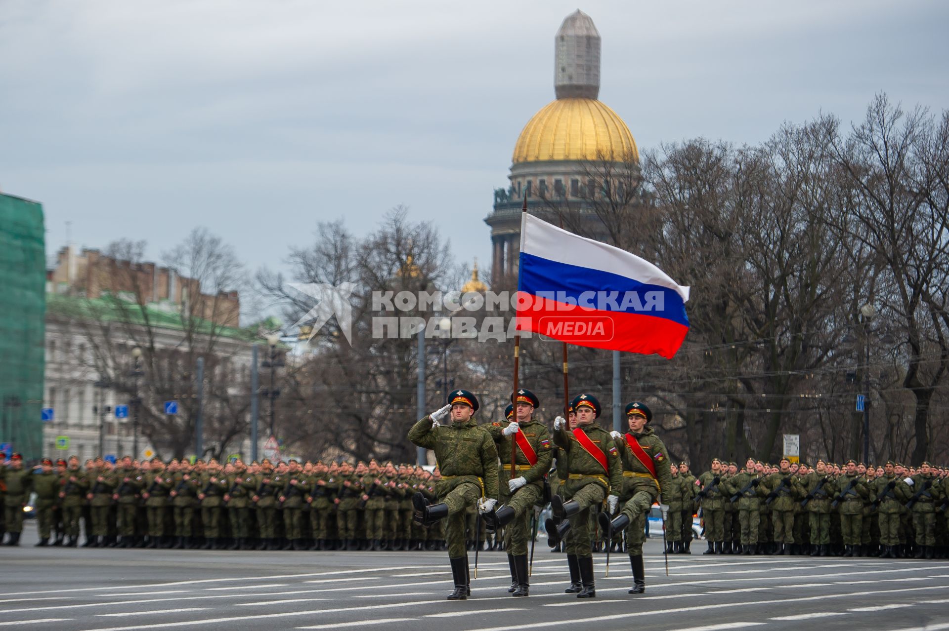 Санкт-Петербург. Парадные расчеты военнослужащих на репетиции военного парада, посвященного 73-й годовщине  Победы в Великой Отечественной войне, на Дворцовой площади.