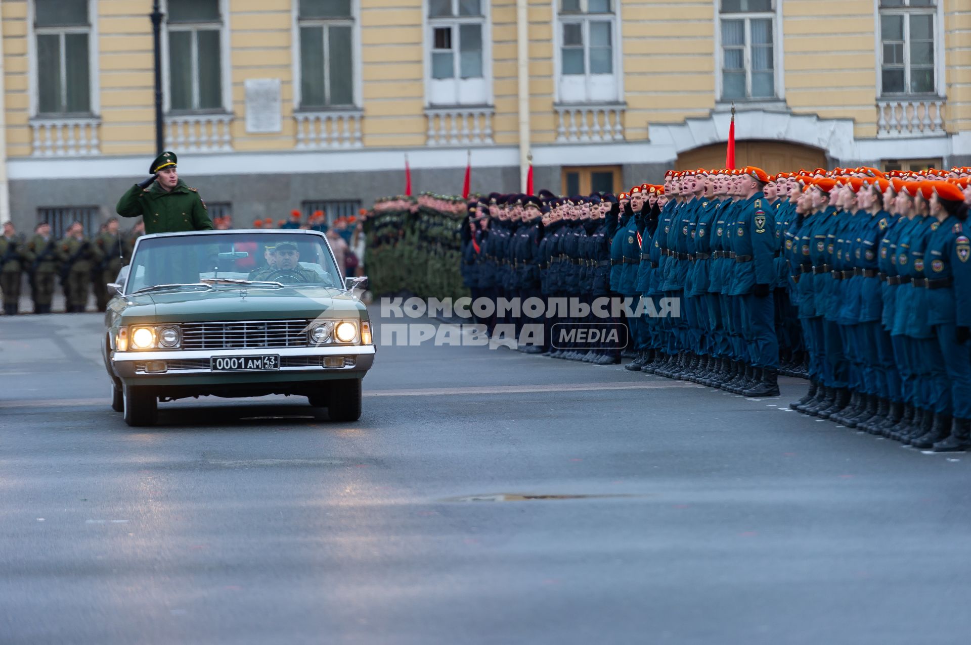 Санкт-Петербург. Парадные расчеты военнослужащих на репетиции военного парада, посвященного 73-й годовщине  Победы в Великой Отечественной войне, на Дворцовой площади.