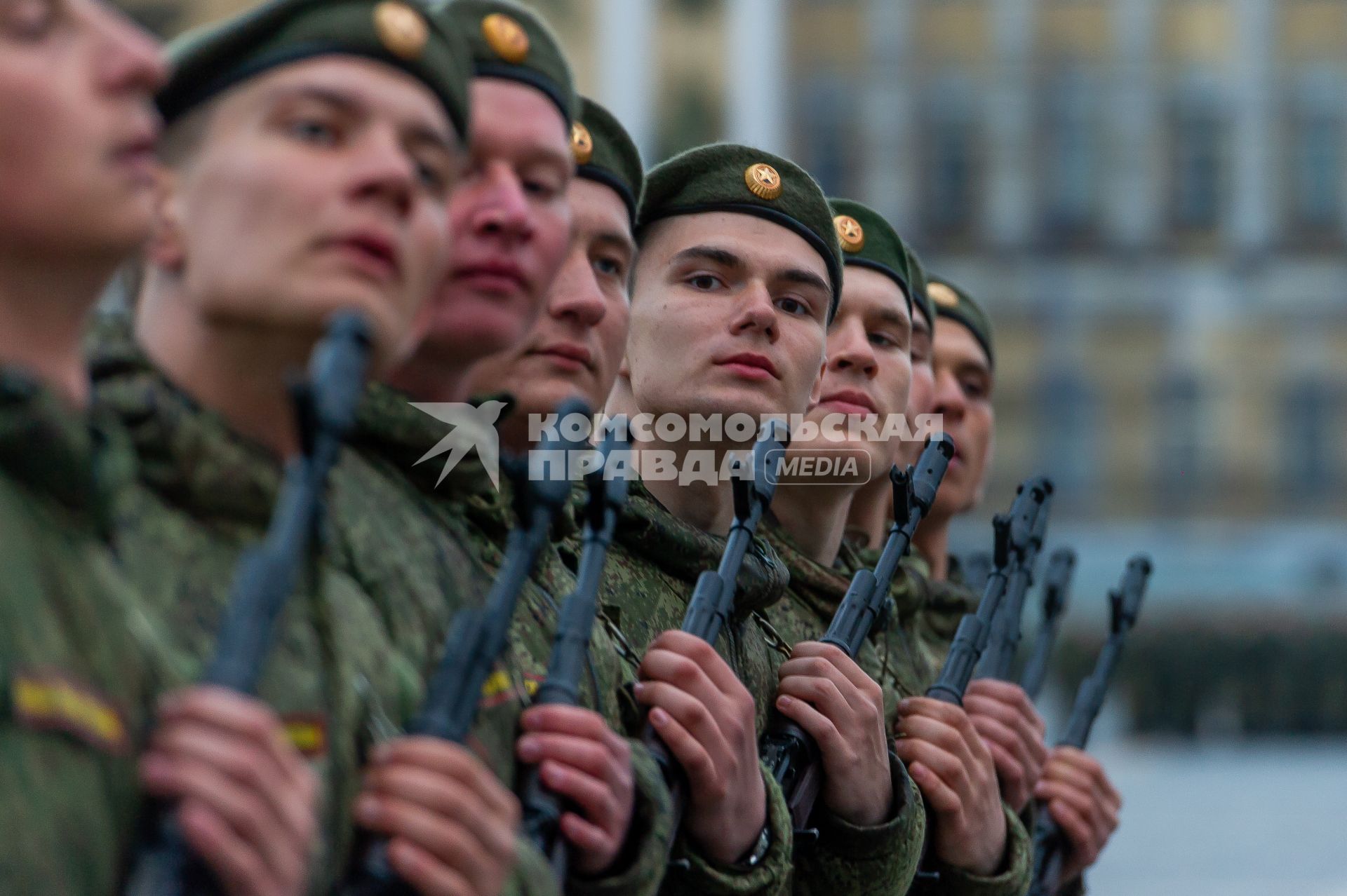 Санкт-Петербург. Парадные расчеты военнослужащих на репетиции военного парада, посвященного 73-й годовщине  Победы в Великой Отечественной войне, на Дворцовой площади.