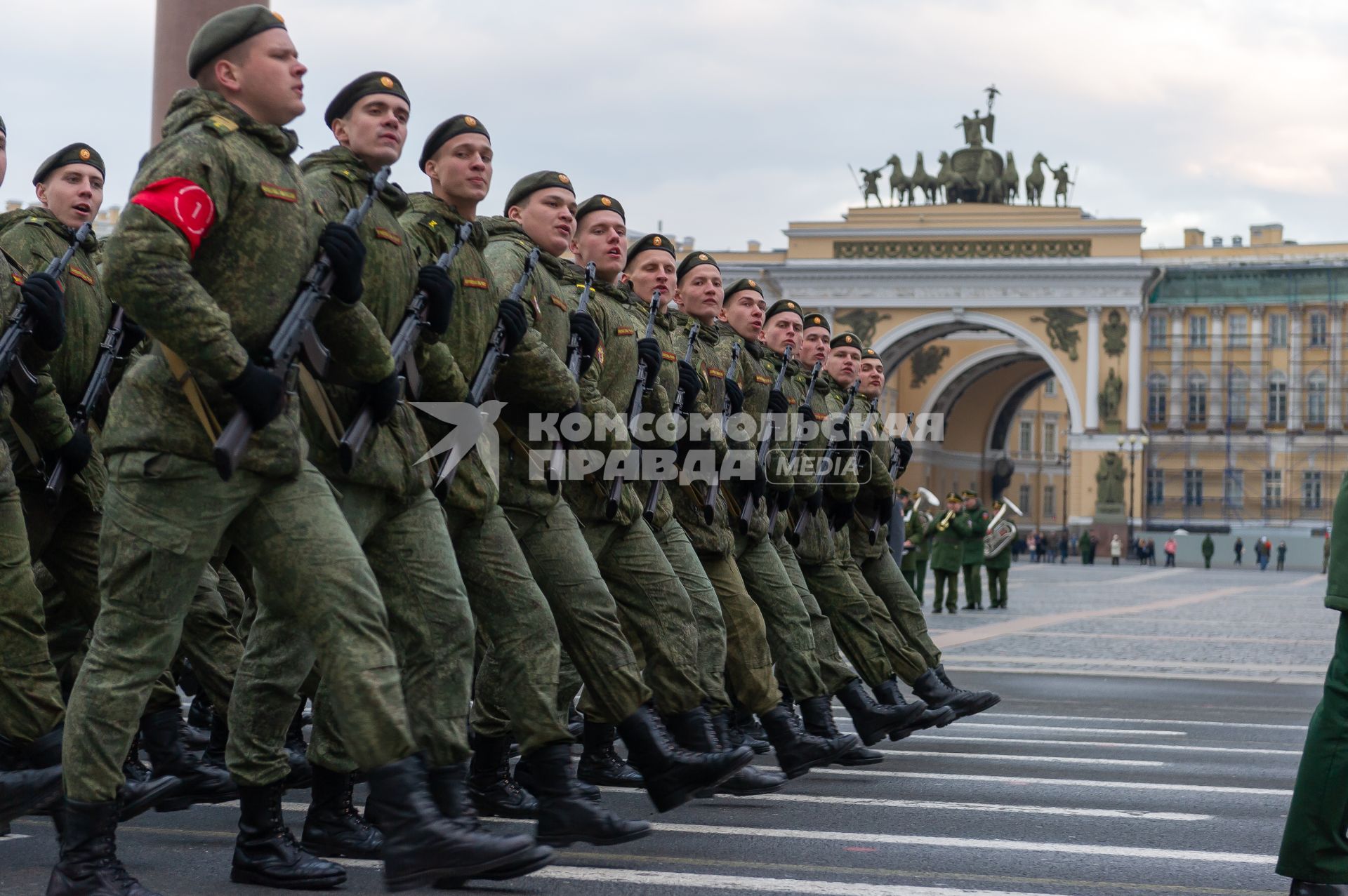 Санкт-Петербург. Парадные расчеты военнослужащих на репетиции военного парада, посвященного 73-й годовщине  Победы в Великой Отечественной войне, на Дворцовой площади.