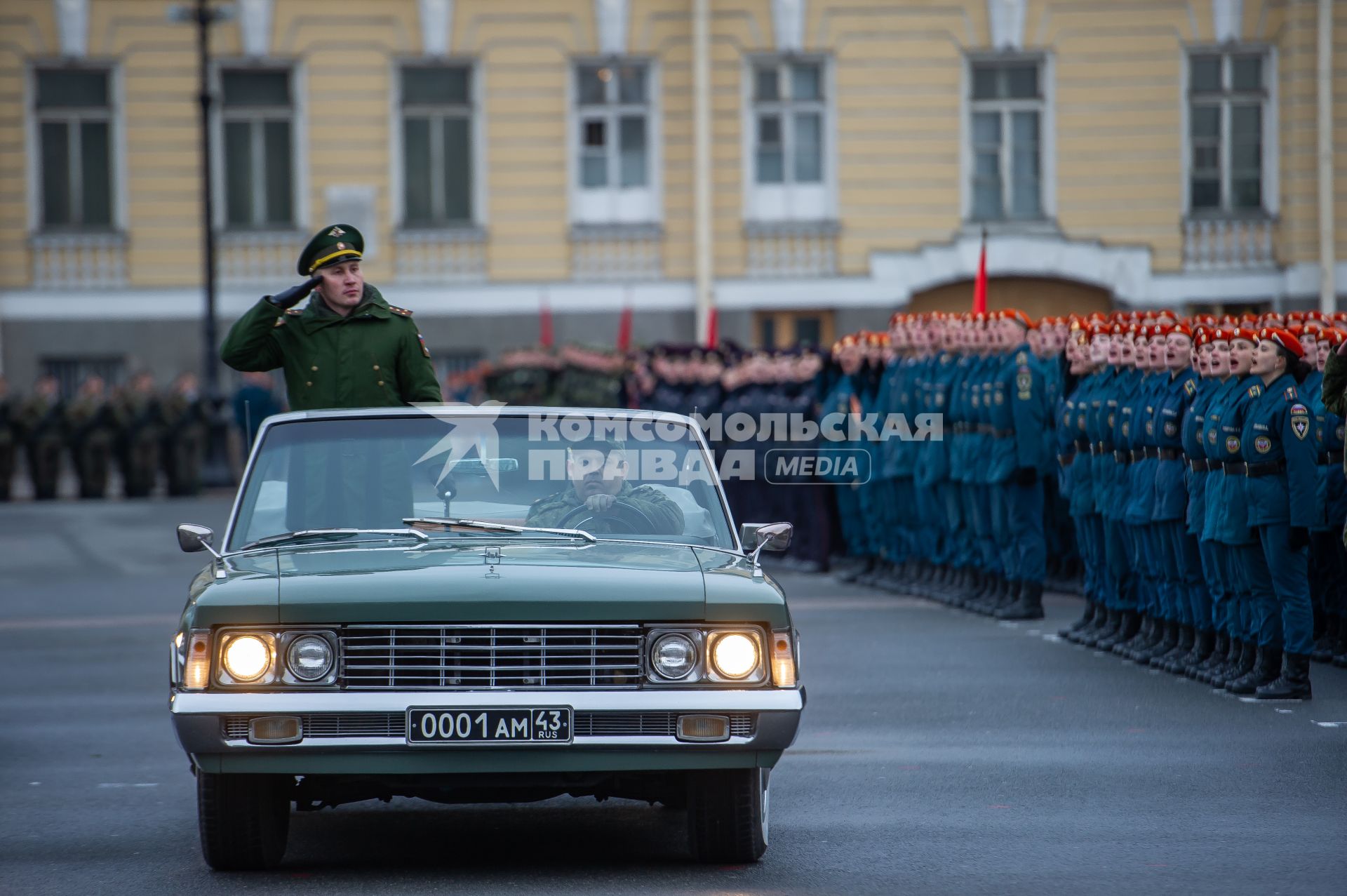 Санкт-Петербург. Парадные расчеты военнослужащих на репетиции военного парада, посвященного 73-й годовщине  Победы в Великой Отечественной войне, на Дворцовой площади.