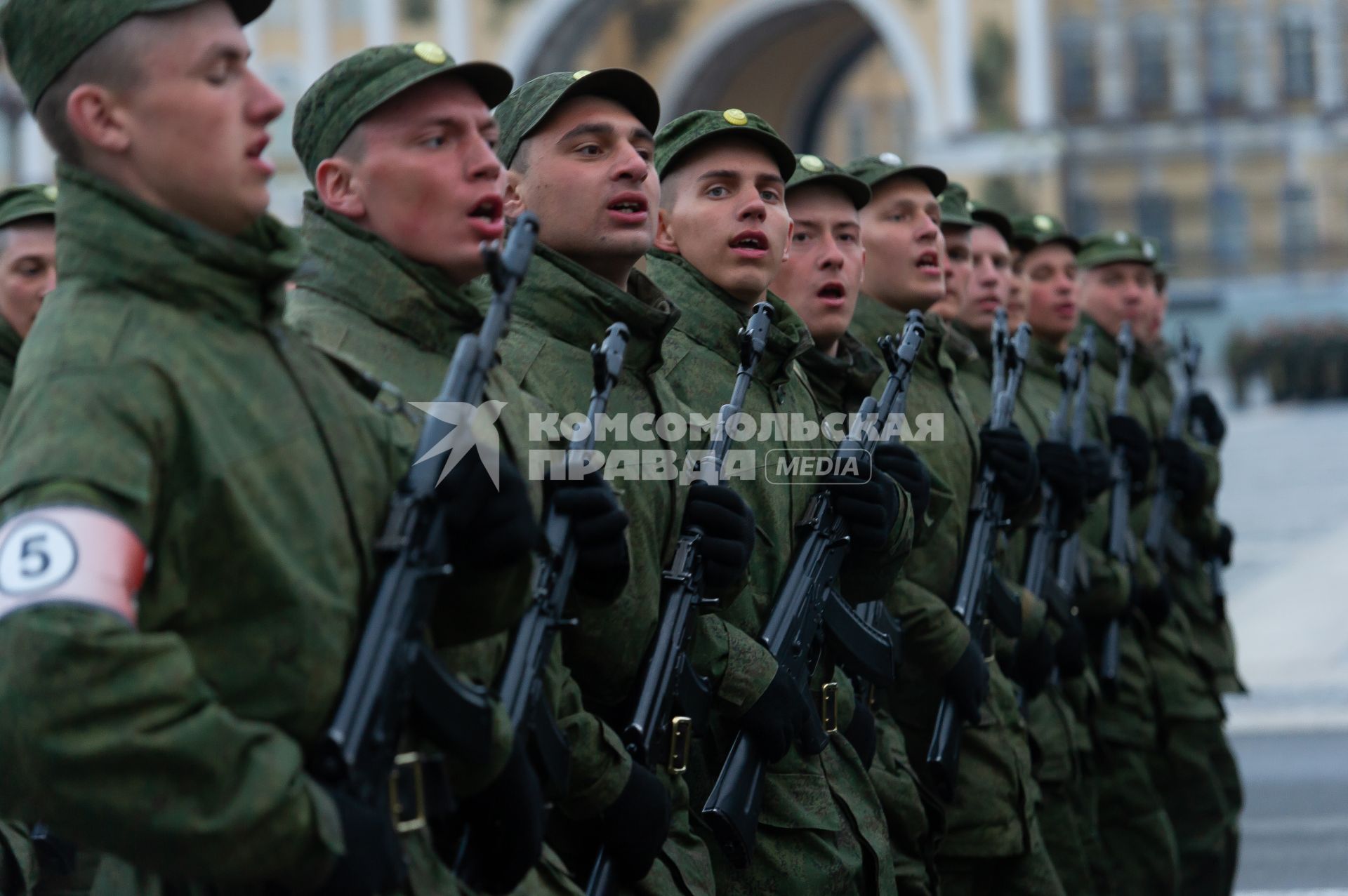 Санкт-Петербург. Парадные расчеты военнослужащих на репетиции военного парада, посвященного 73-й годовщине  Победы в Великой Отечественной войне, на Дворцовой площади.